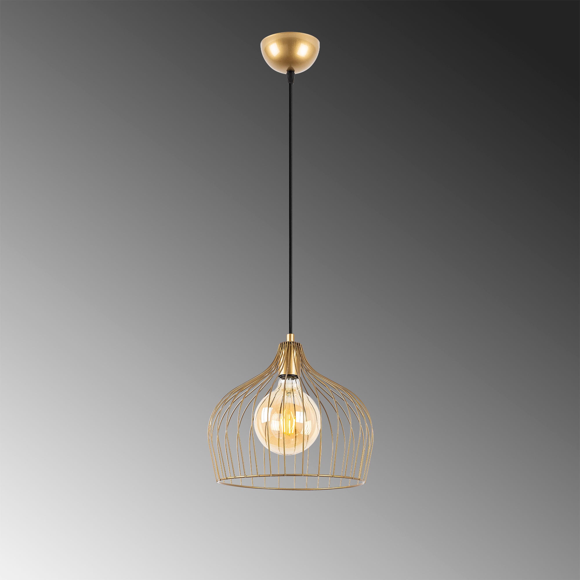 Entdecken Sie die Bek Pendelleuchte von Opviq in strahlendem Gold – ein elegantes Highlight für jeden Raum, das Stil und Glamour vereint.