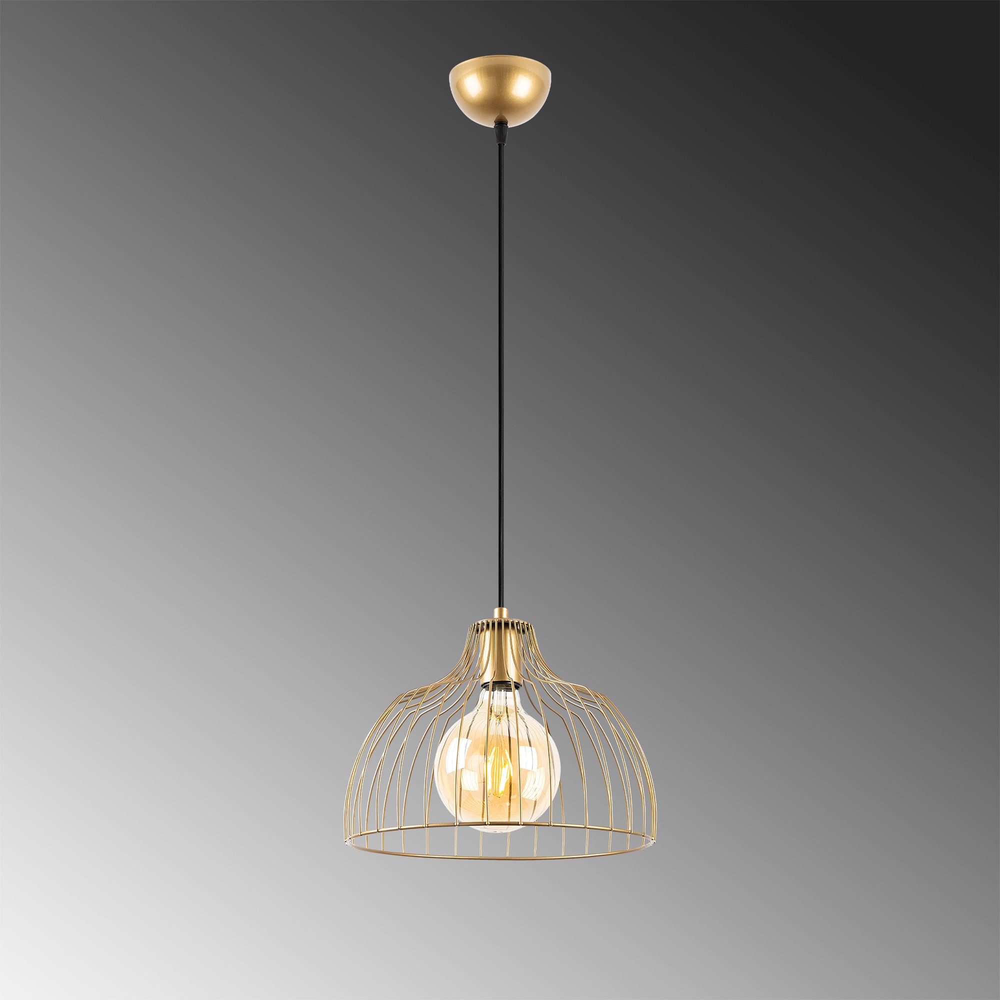 Erleben Sie die Kozan Pendelleuchte von Opviq in strahlendem Gold – ein elegantes Design, das jedem Raum Glamour und Stil verleiht.