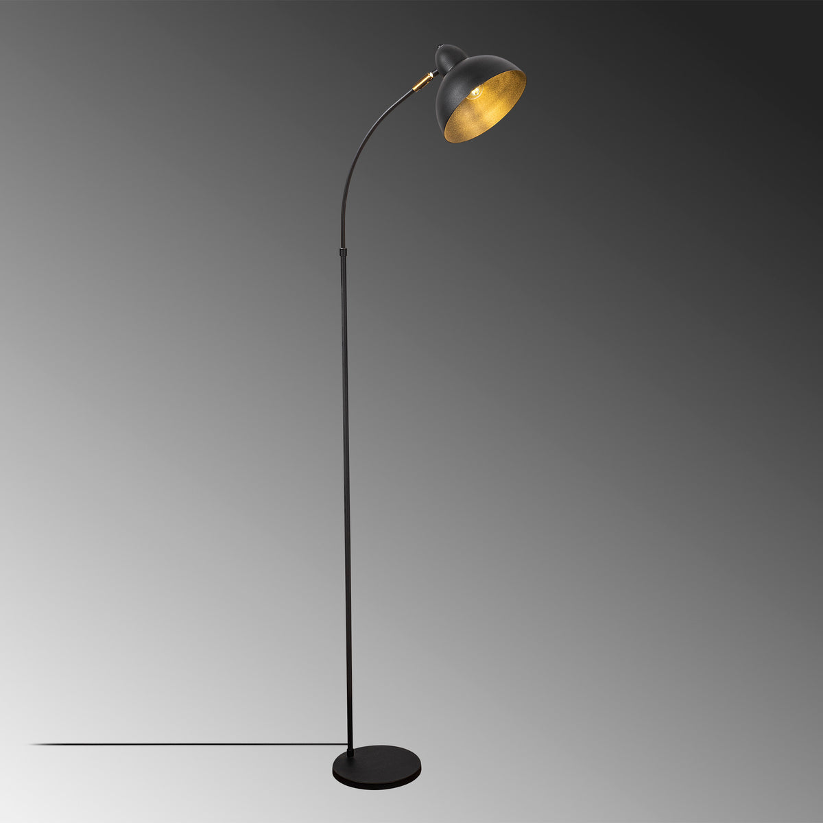 Varzan Stehleuchte - Schwarz Antiquität in Schwarz Antiquität präsentiert im Onlineshop von KAQTU Design AG. Stehleuchte ist von Opviq
