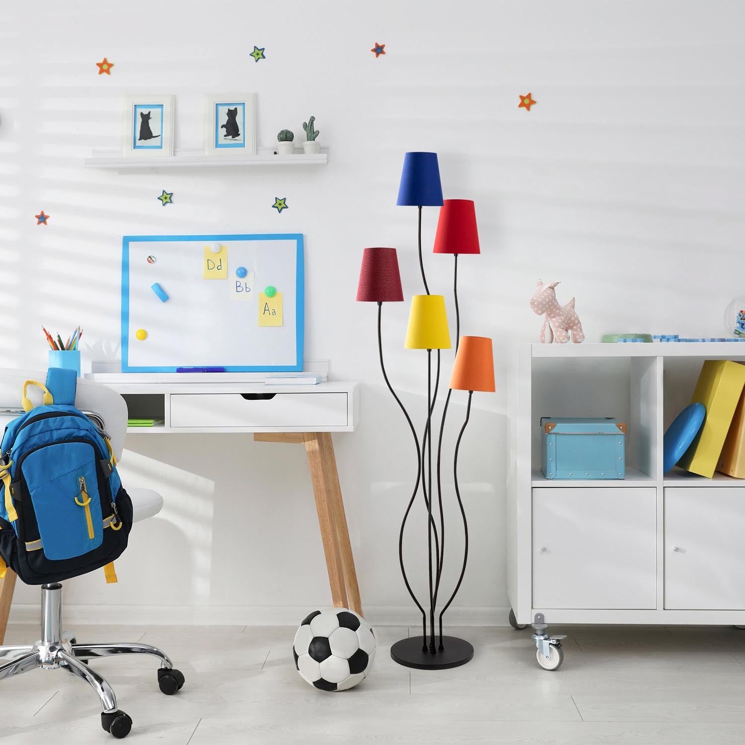 Entdecken Sie die Bonibon Stehleuchte von Opviq in Mehrfarbig – eine stilvolle Lampe, die Eleganz und warmes Licht in Ihr Zuhause bringt.