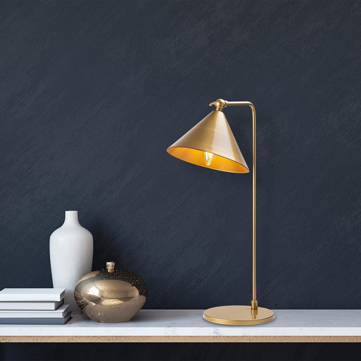 Konika Tischleuchte - Gold in Gold präsentiert im Onlineshop von KAQTU Design AG. Tischleuchte ist von Opviq
