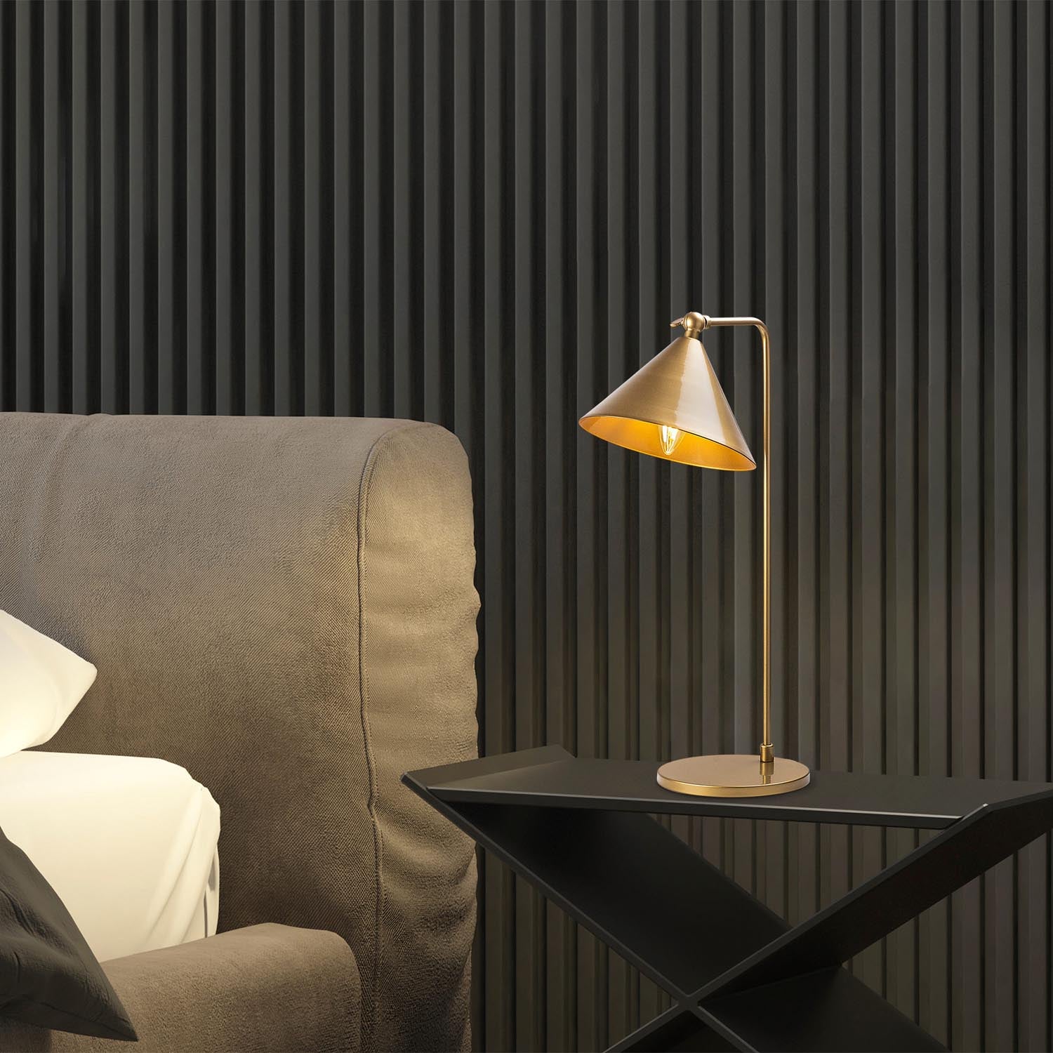 Entdecken Sie die elegante Konika Tischleuchte von Opviq in Gold, die jedem Raum Stil und Wärme verleiht. Ideal für gemütliche Abende!