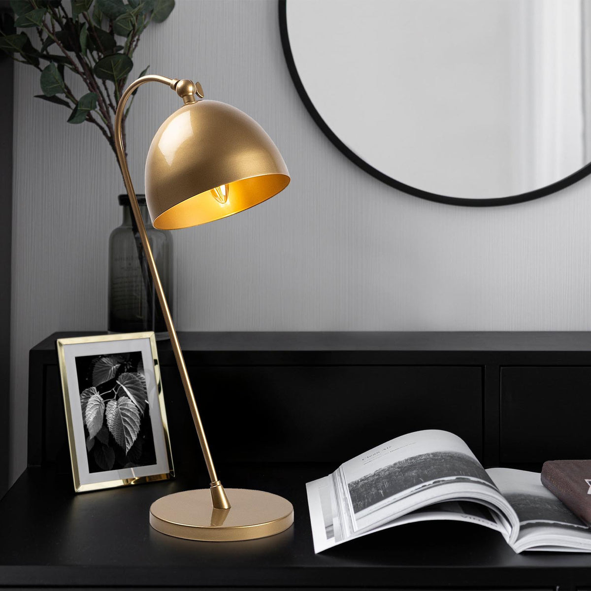 Acuka Tischleuchte - Gold in Gold präsentiert im Onlineshop von KAQTU Design AG. Tischleuchte ist von Opviq
