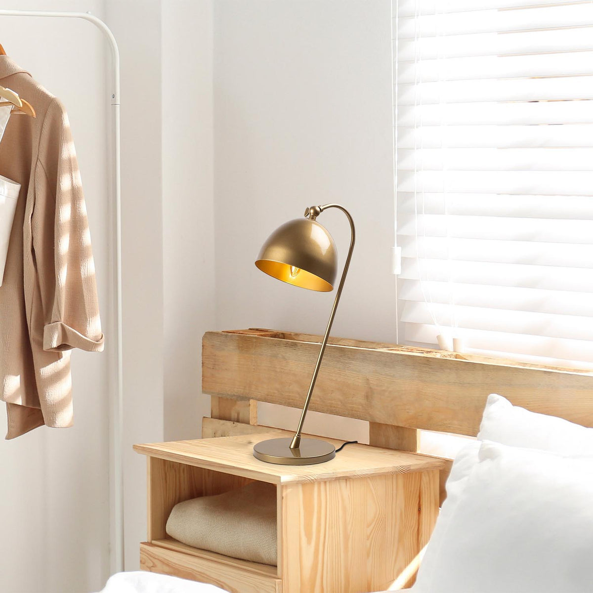 Acuka Tischleuchte - Gold in Gold präsentiert im Onlineshop von KAQTU Design AG. Tischleuchte ist von Opviq
