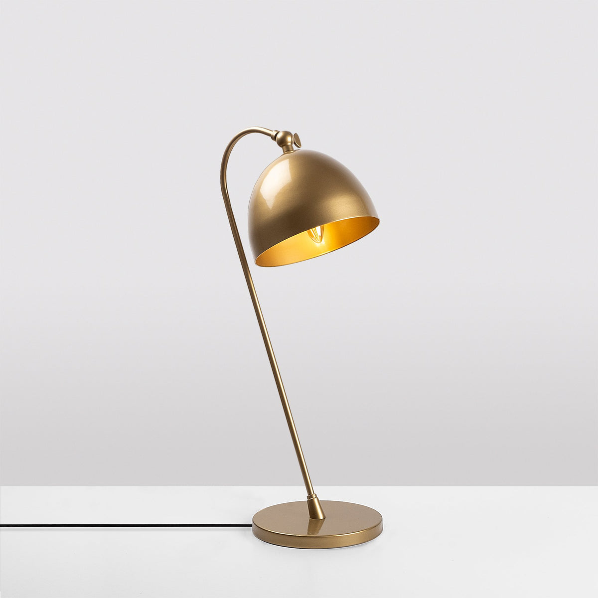 Acuka Tischleuchte - Gold in Gold präsentiert im Onlineshop von KAQTU Design AG. Tischleuchte ist von Opviq