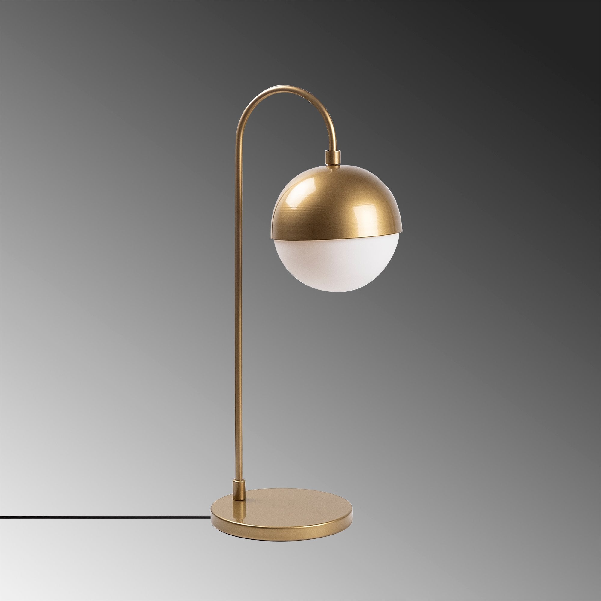 Erleben Sie die exquisite Horn Tischleuchte in Gold von Opviq. Sie kombiniert modernes Design mit glamourösem Flair und bereichert jeden Raum.