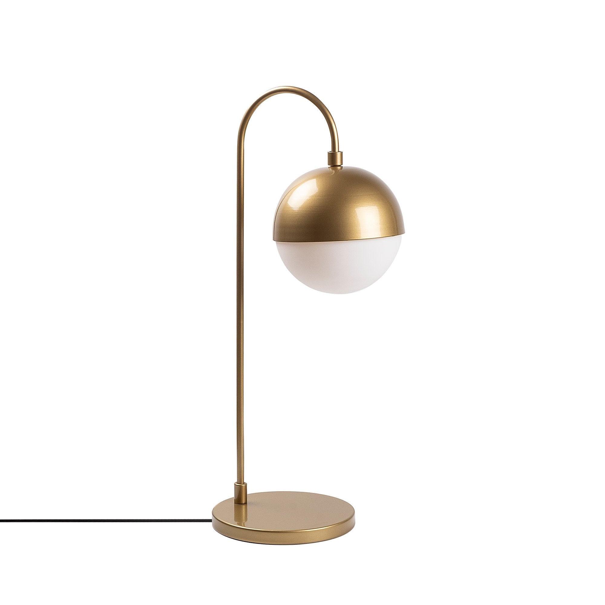Erleben Sie die exquisite Horn Tischleuchte in Gold von Opviq. Sie kombiniert modernes Design mit glamourösem Flair und verleiht jedem Raum Eleganz.