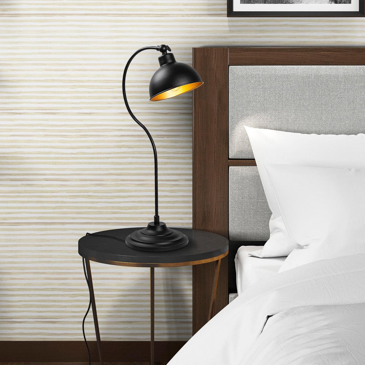 Konika Tischleuchte - Schwarz Gold in Schwarz Gold präsentiert im Onlineshop von KAQTU Design AG. Tischleuchte ist von Opviq