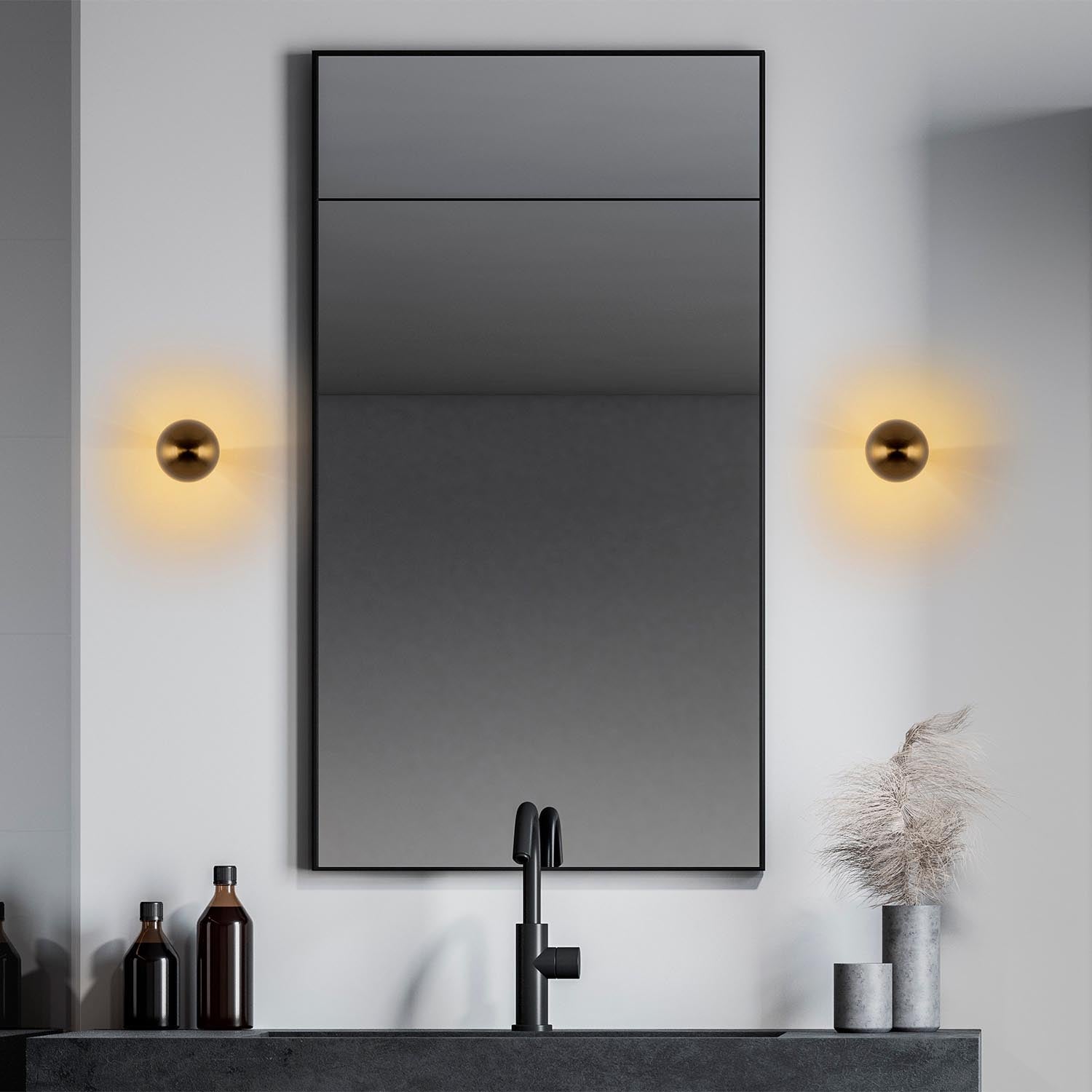 Setzen Sie mit der eleganten Fungal Wandleuchte von Opviq goldene Akzente in Ihrem Zuhause. Perfekt für stilvolle und warme Lichtmomente.