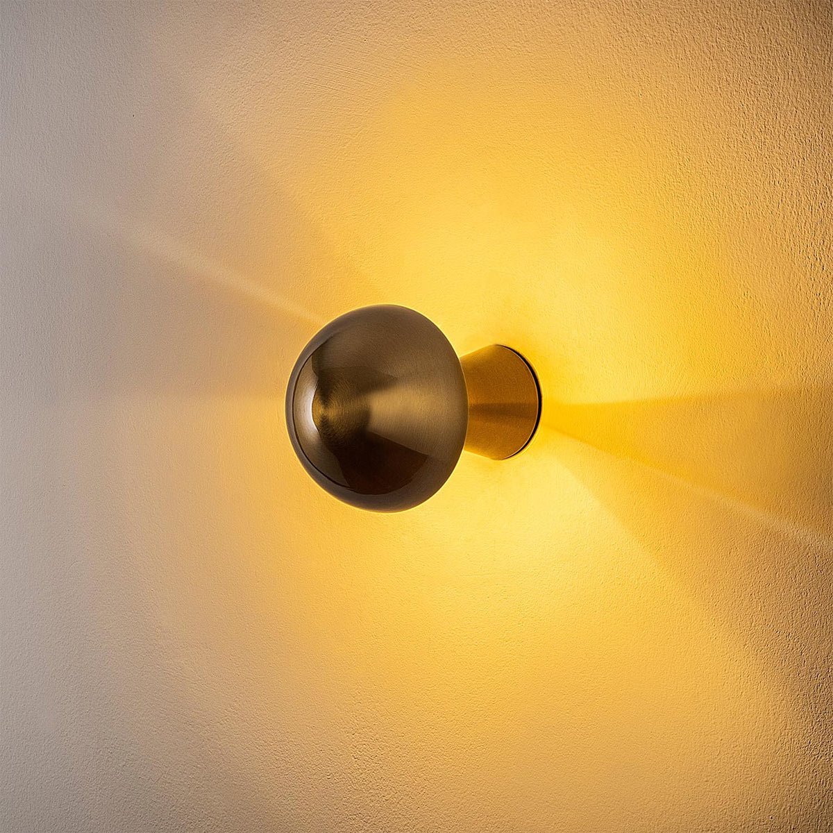 Fungal Wandleuchte - Gold in Gold präsentiert im Onlineshop von KAQTU Design AG. Wandleuchte ist von Opviq