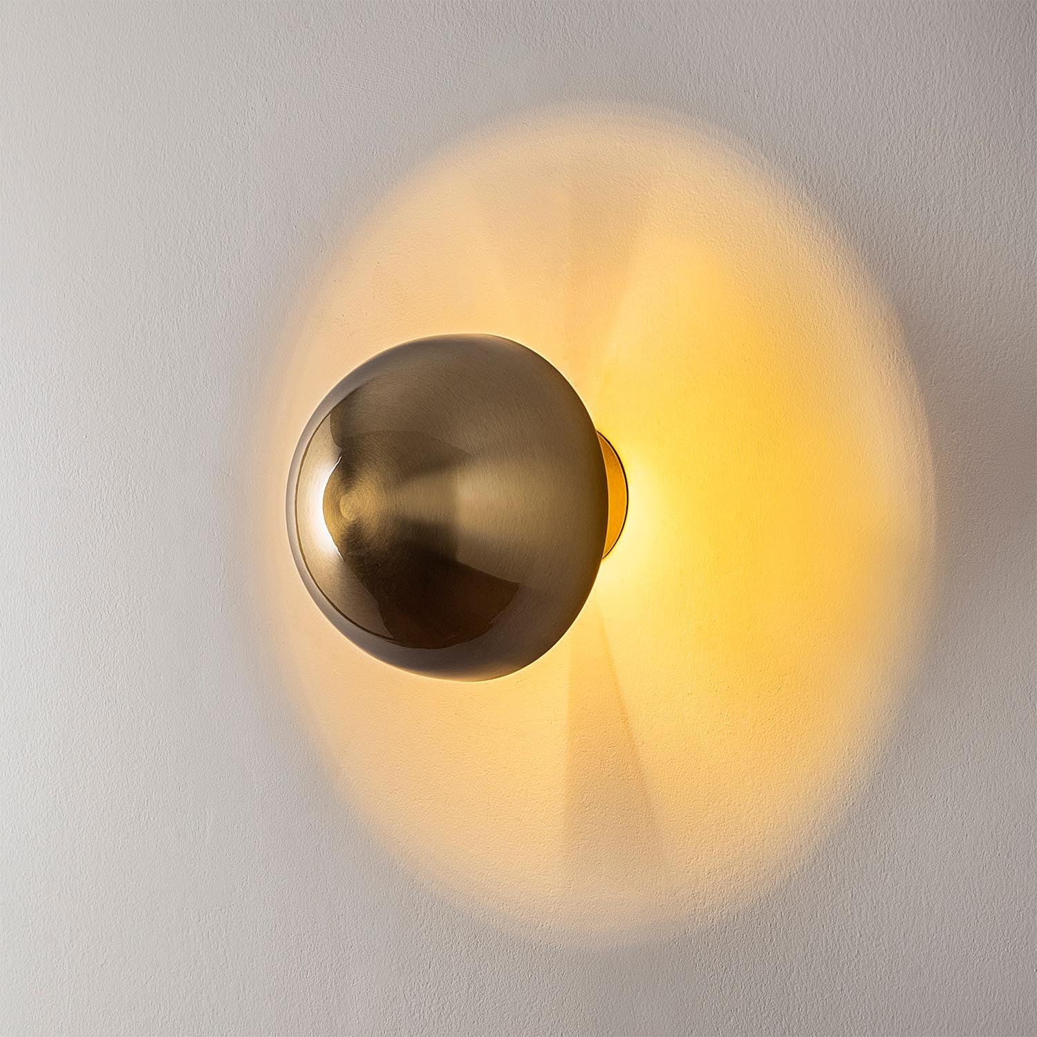 Die Fungal Wandleuchte von Opviq kombiniert modernes Design mit luxuriösem Goldfinish. Ideal für stilvolle Akzente in jedem Raum.