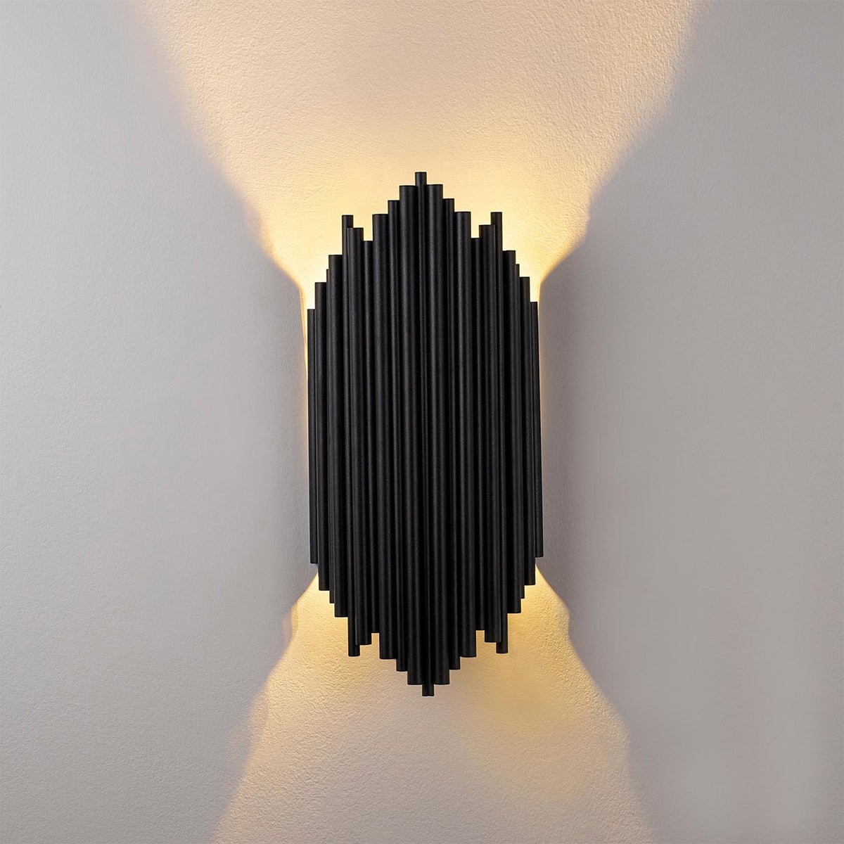 Kara Wandleuchte - Schwarz in Schwarz präsentiert im Onlineshop von KAQTU Design AG. Wandleuchte ist von Opviq