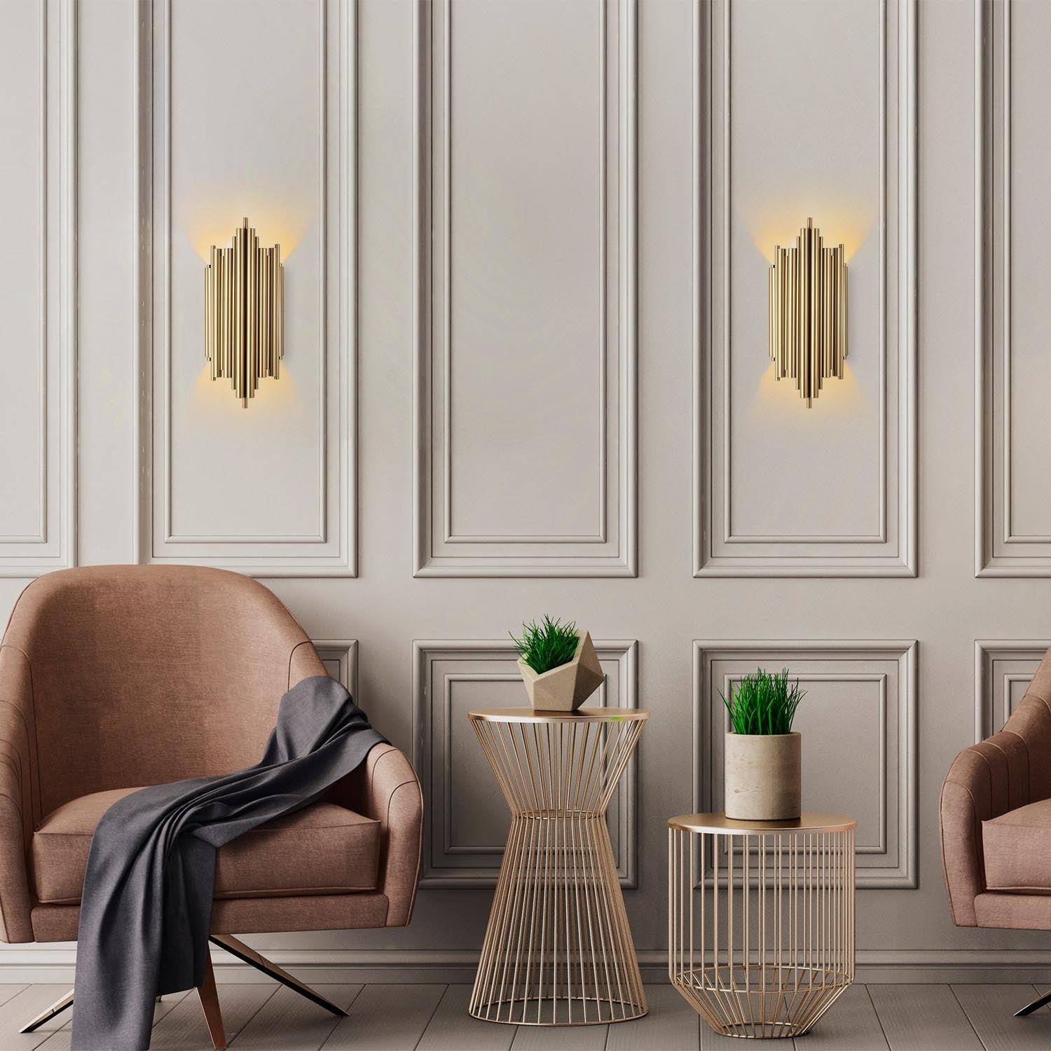 Entdecken Sie die luxuriöse Reis Wandleuchte von Opviq. Ihr goldener Glanz und modernes Design schaffen eine einladende und stilvolle Atmosphäre.