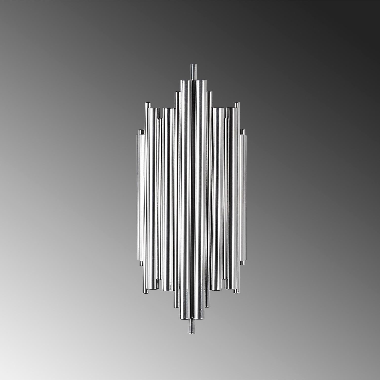 Verleihen Sie Ihrem Zuhause mit der eleganten Reis Wandleuchte von Opviq in Chrom einen Hauch von Glamour und schaffen Sie eine gemütliche Atmosphäre.