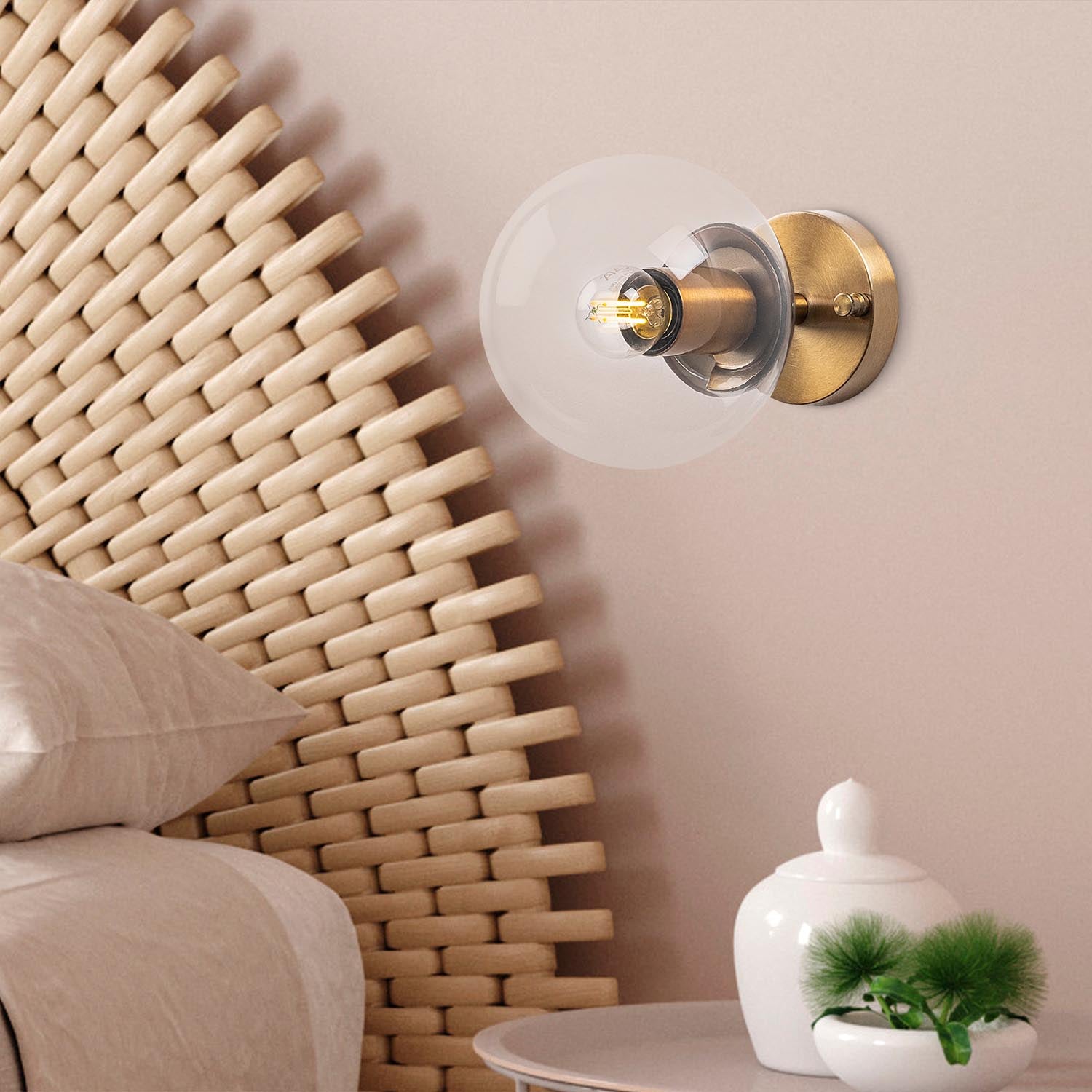 Verleihen Sie Ihrem Raum mit der Atmaca Vintage-Wandleuchte von Opviq einen Hauch von Eleganz. Diese exquisite Lampe kombiniert robustes Metall mit einer raffinierten Glaskappe.