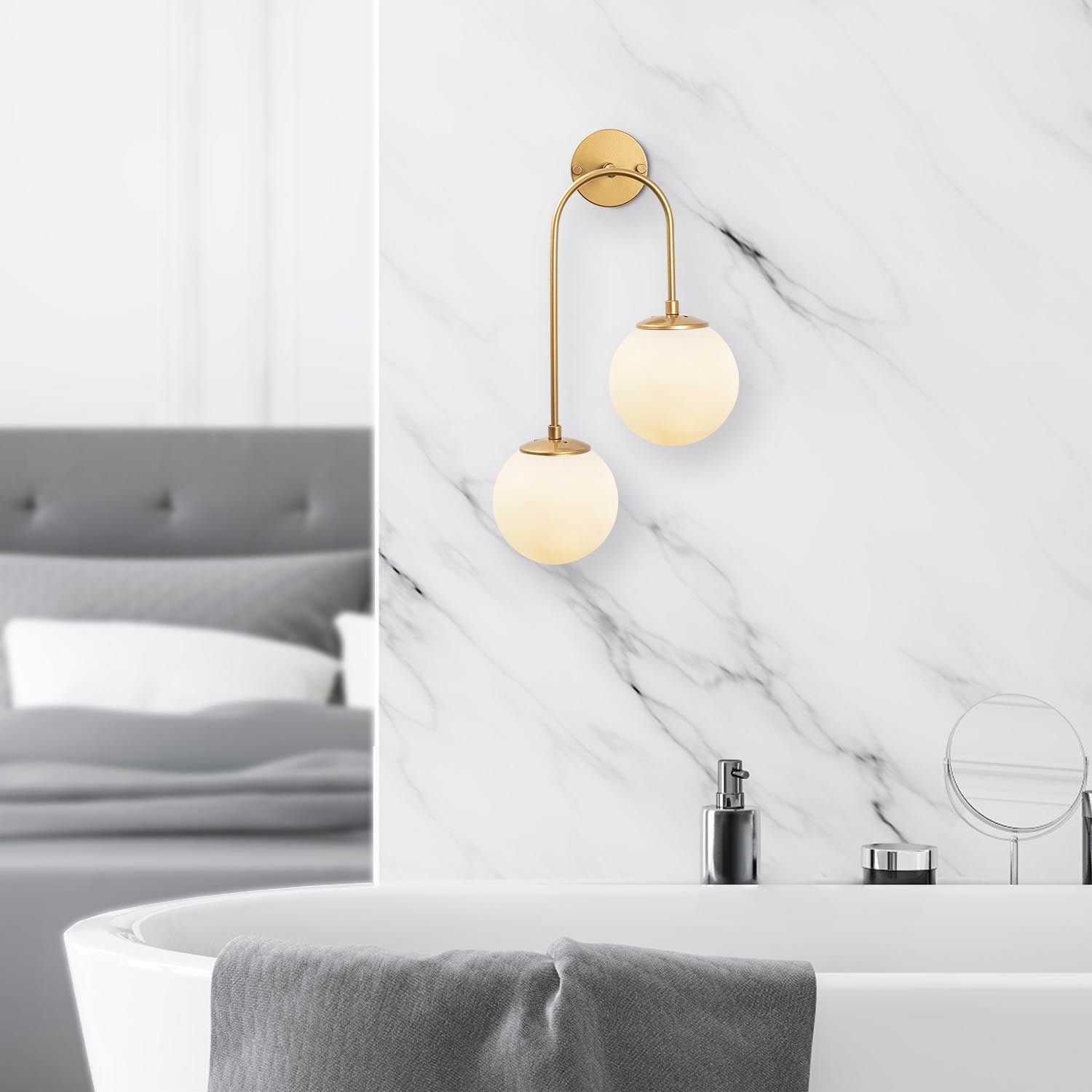 Verleihen Sie Ihrem Zuhause mit der luxuriösen Jewel Wandleuchte von Opviq in glänzendem Gold einen Hauch von Glamour und Eleganz.