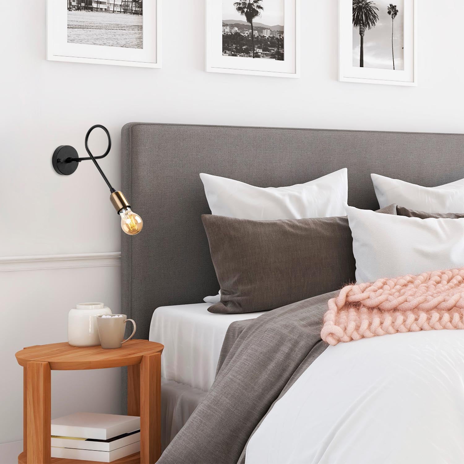 Erleben Sie die Viraj Wandleuchte von Opviq – eine elegante, böhmisch inspirierte Lampe in Schwarz Antiquität, die jedem Raum Wärme und Stil verleiht.