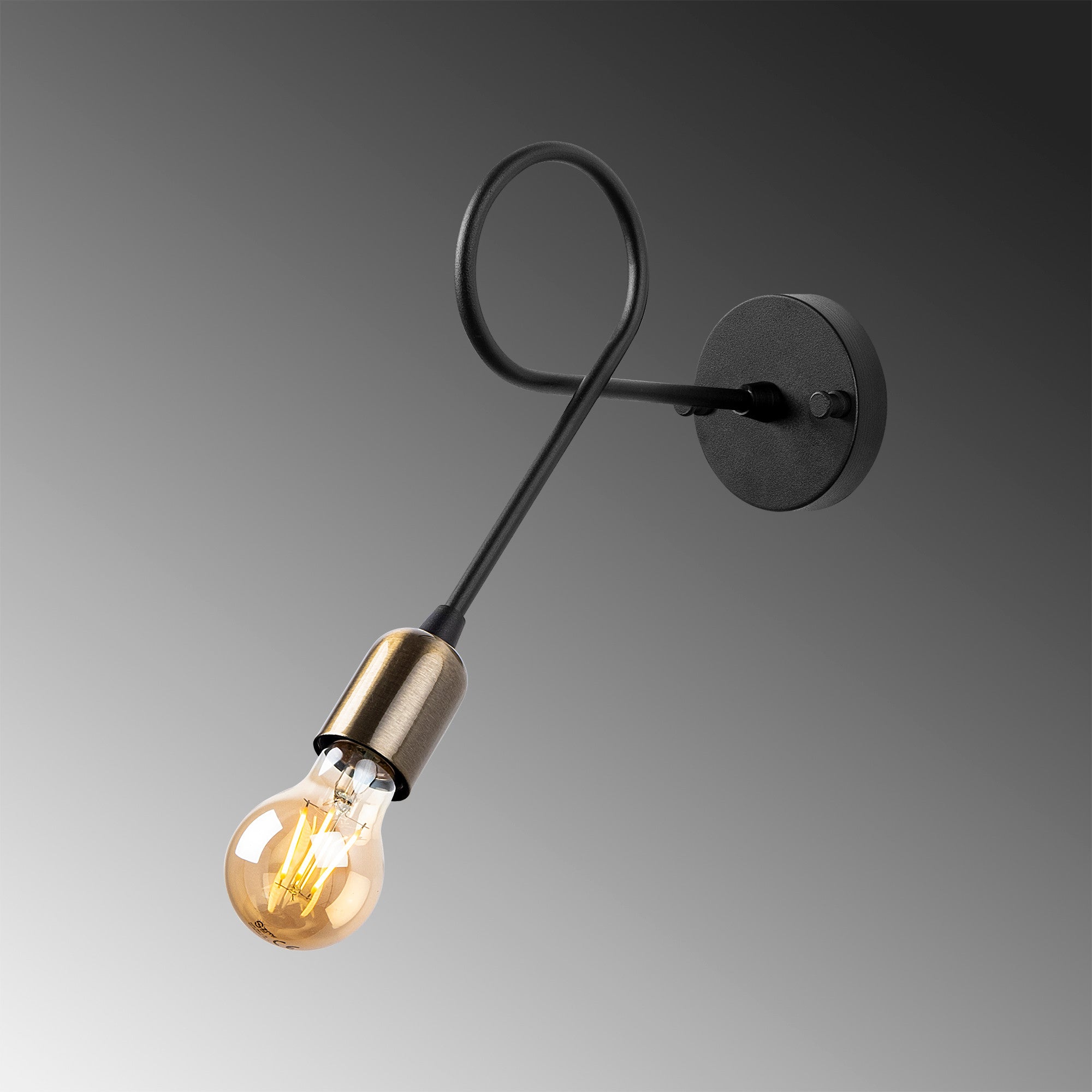 Entdecken Sie die Viraj Wandleuchte von Opviq – eine stilvolle, antike Wandlampe, die mit ihrem eleganten Design und warmem Licht jeden Raum verzaubert.
