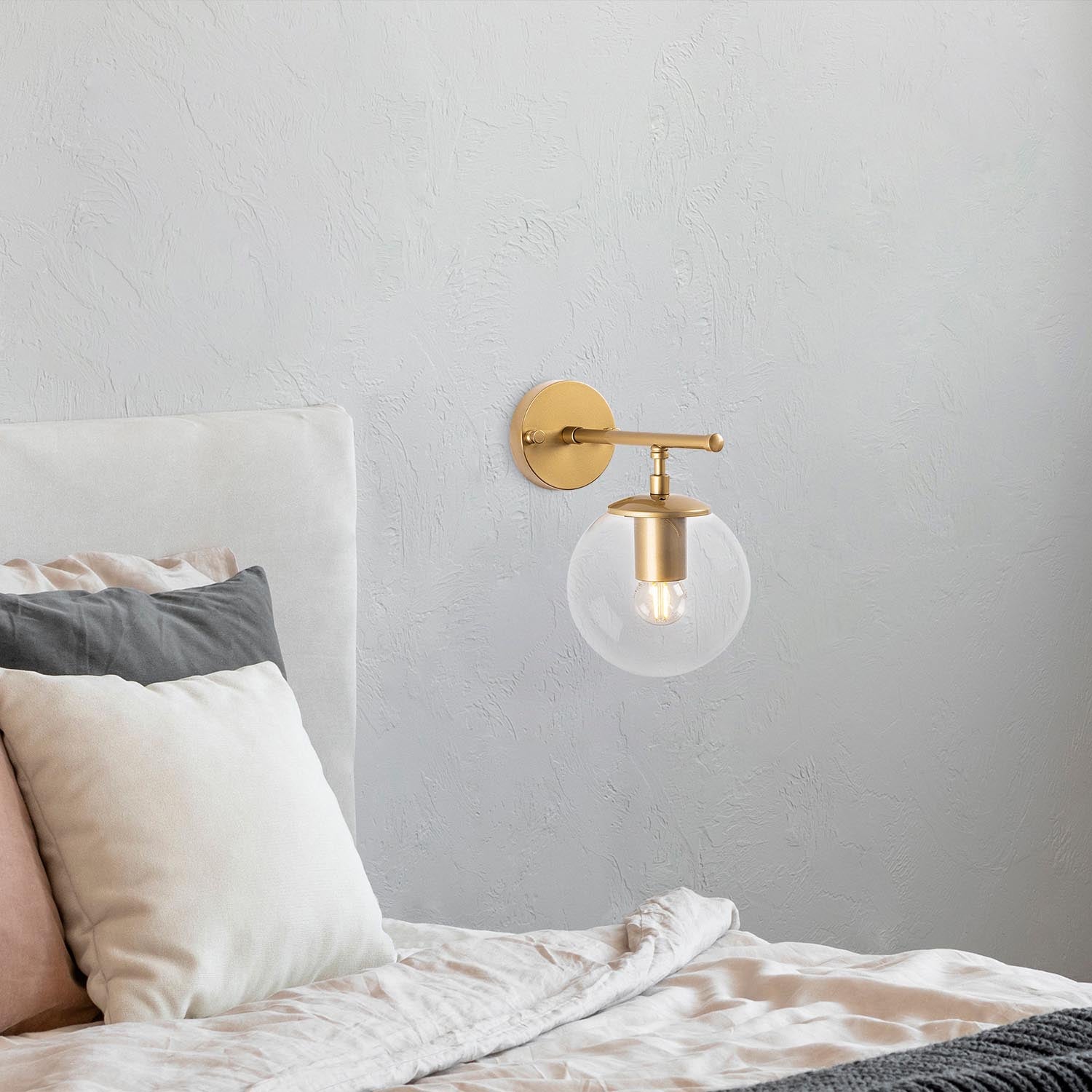 Entdecken Sie die Roe Wandleuchte in glänzendem Gold von Opviq – ein elegantes Design, das jeden Raum stilvoll erhellt und eine warme Atmosphäre schafft.