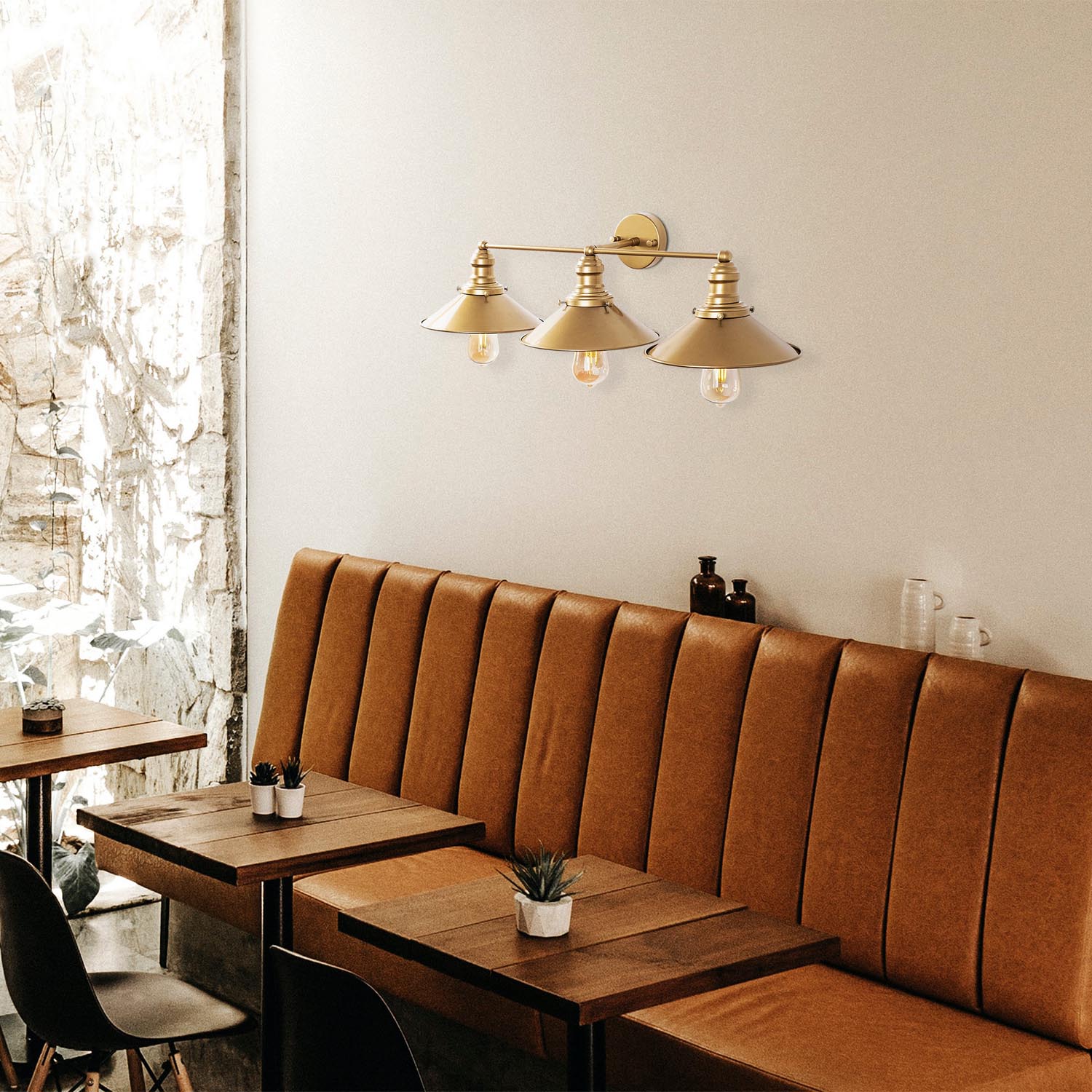 Verleihen Sie Ihrem Zuhause mit der Conical Wandleuchte in Gold von Opviq einen Hauch von Glamour. Diese elegante Lampe kombiniert modernes Design mit funktionaler Beleuchtung.