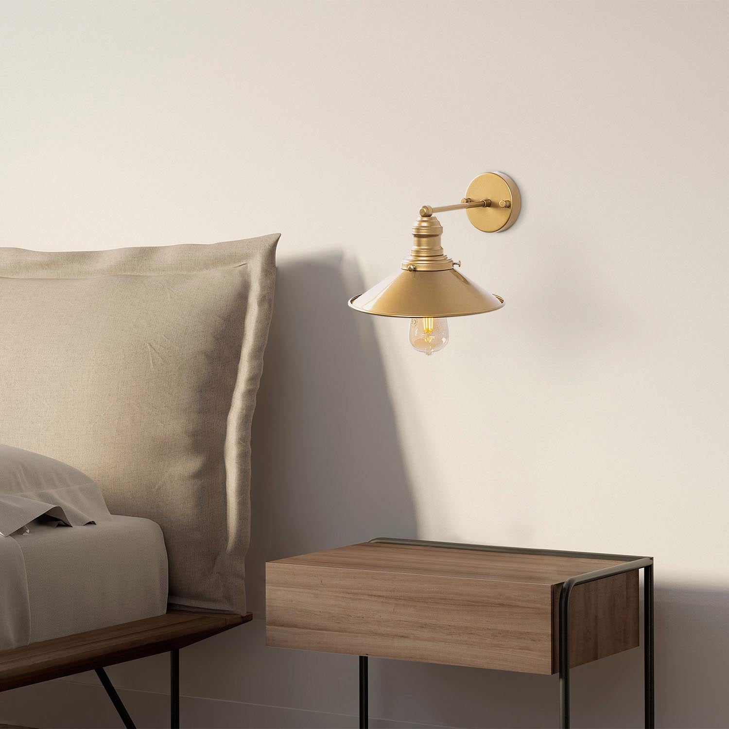 Stilvolle Conical Wandleuchte in Gold von Opviq: Setzen Sie Akzente in Ihrem Zuhause mit dieser eleganten Lampe, die für eine einladende Atmosphäre sorgt.
