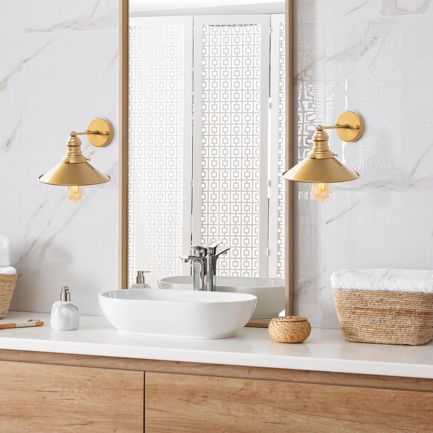 Elegante Conical Wandleuchte in Gold von Opviq: Verleihen Sie Ihrem Raum mit dieser stilvollen Lampe einen Hauch von Luxus und Gemütlichkeit.