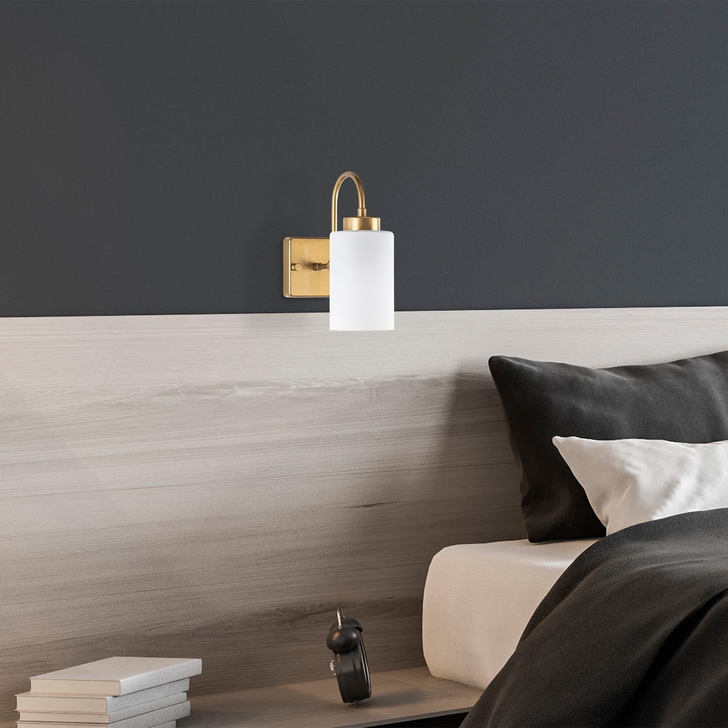 Entdecken Sie die Duzsuz Wandleuchte in Weiß und Gold von Opviq – ein elegantes Lichtdesign, das jeden Raum in eine stilvolle Oase verwandelt.