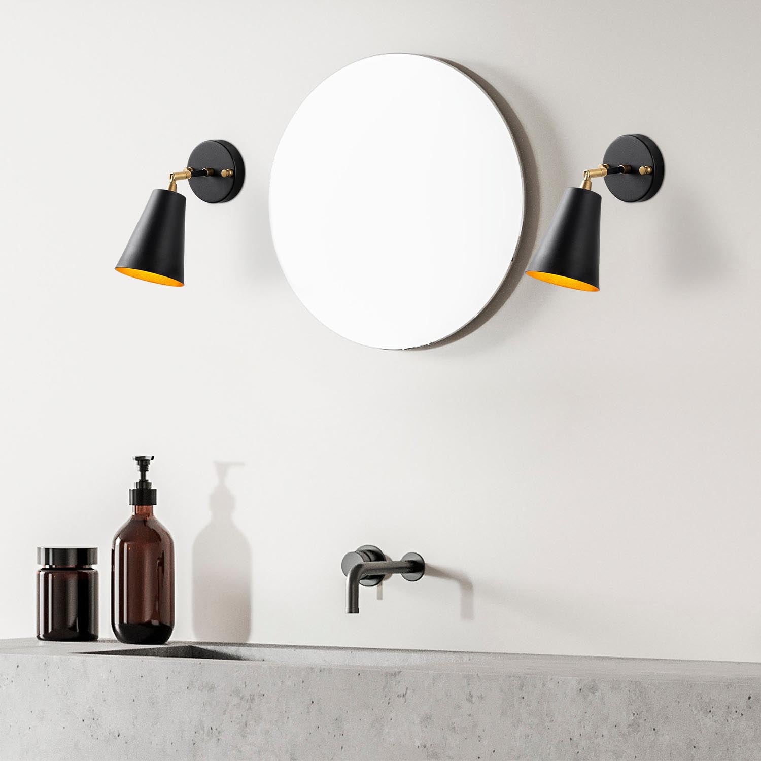 Elegante Evander Wandleuchte in Schwarz-Gold von Opviq. Ideal für stilvolle Akzente und eine warme, einladende Raumgestaltung.