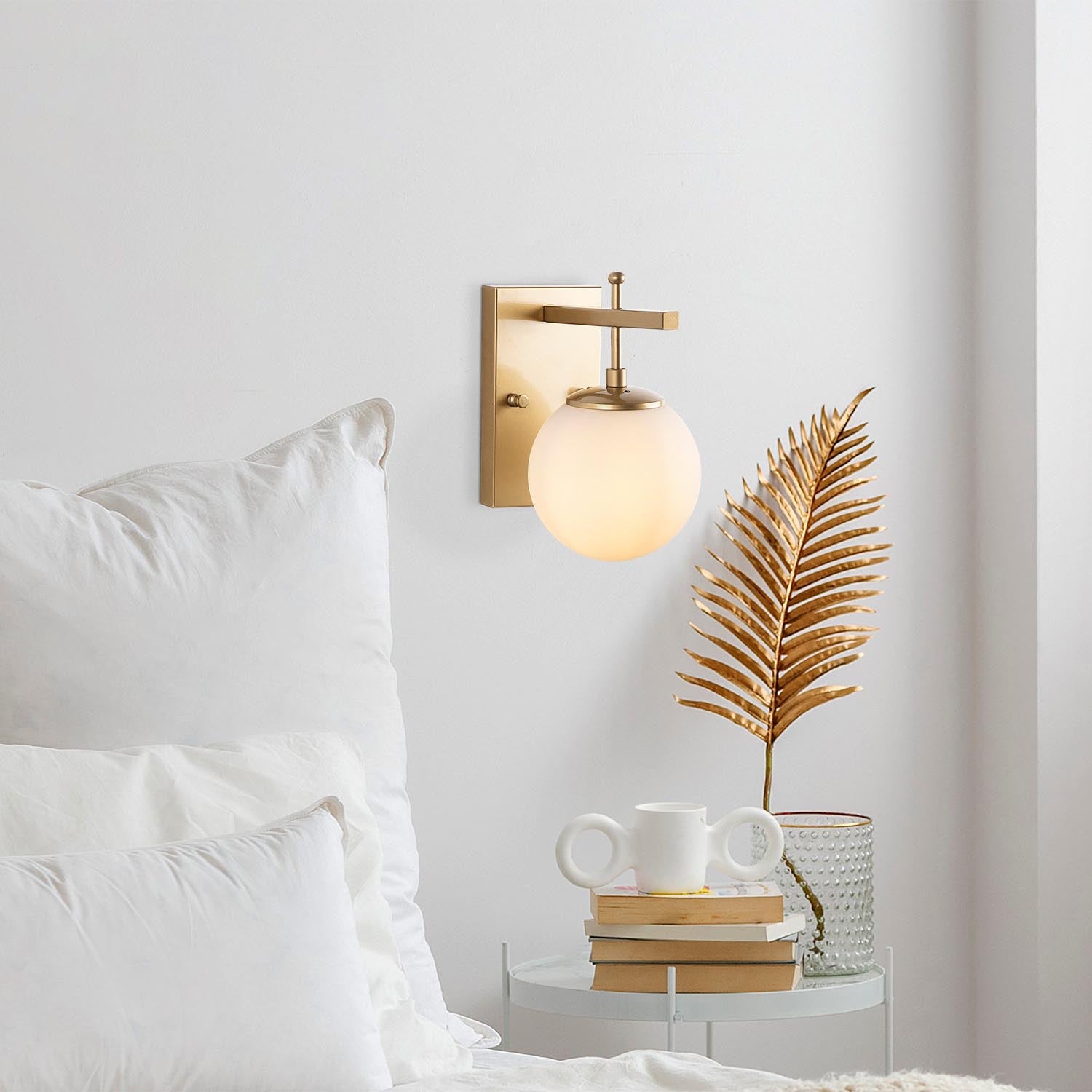 Erleben Sie die Zahar Wandleuchte von Opviq in edlem Gold. Diese exquisite Lampe vereint Stil und Funktionalität und schafft eine entspannende Atmosphäre.