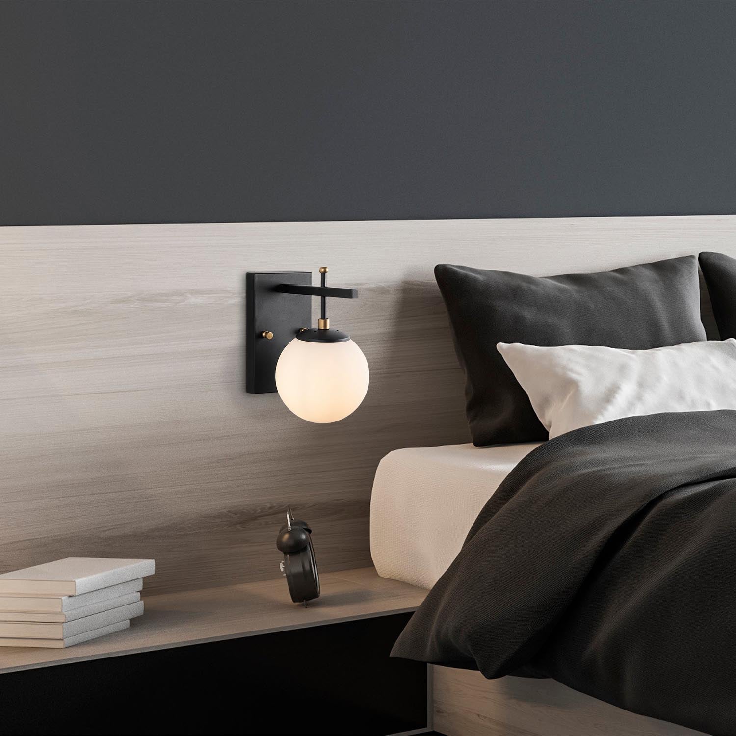 Verleihen Sie Ihrem Raum mit der Zahar Wandleuchte von Opviq in Schwarz, Antik und Weiß einen Hauch von Eleganz. Perfekt für stilvolle Akzente!