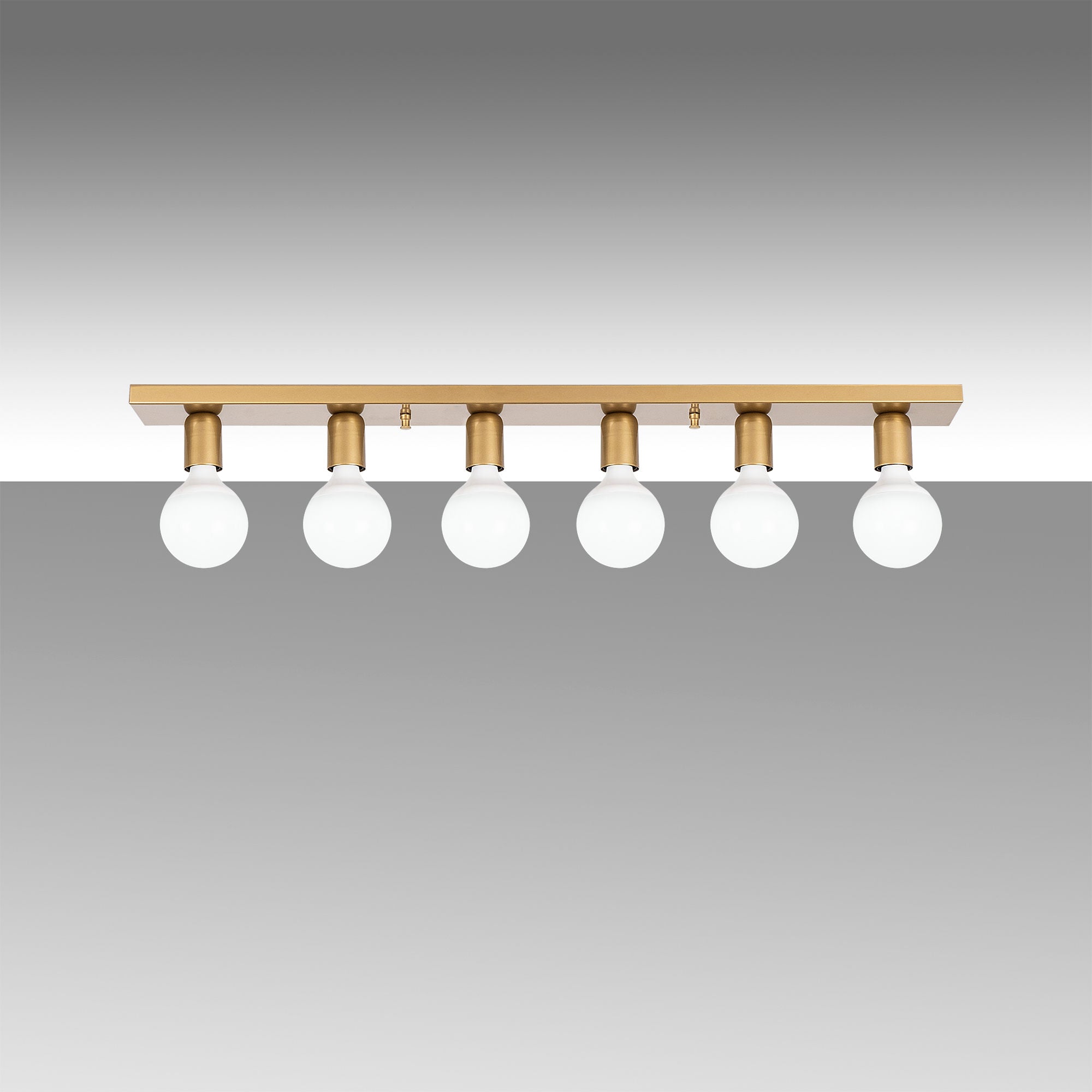 Verleihen Sie Ihrem Zuhause mit der goldenen Mirro Deckenleuchte von Opviq einen Hauch von Luxus. Ideal für stilvolle Akzente und stimmungsvolle Beleuchtung.