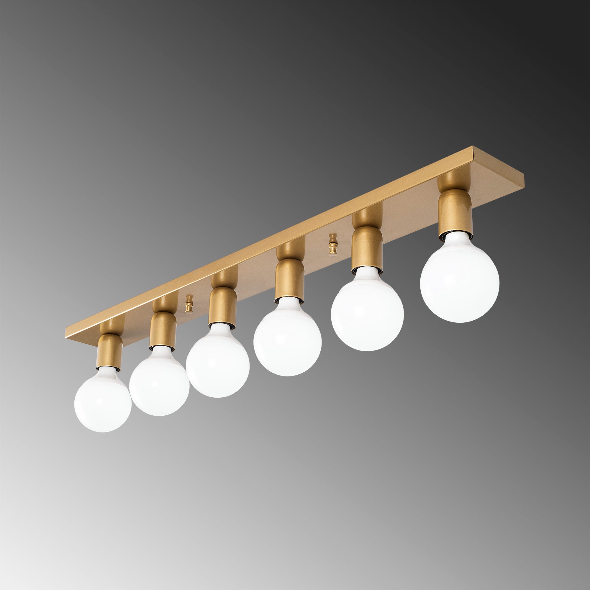 Entdecken Sie die elegante Mirro Deckenleuchte von Opviq. Ihr goldener Glanz verwandelt jeden Raum in eine Oase des Luxus und der Raffinesse.