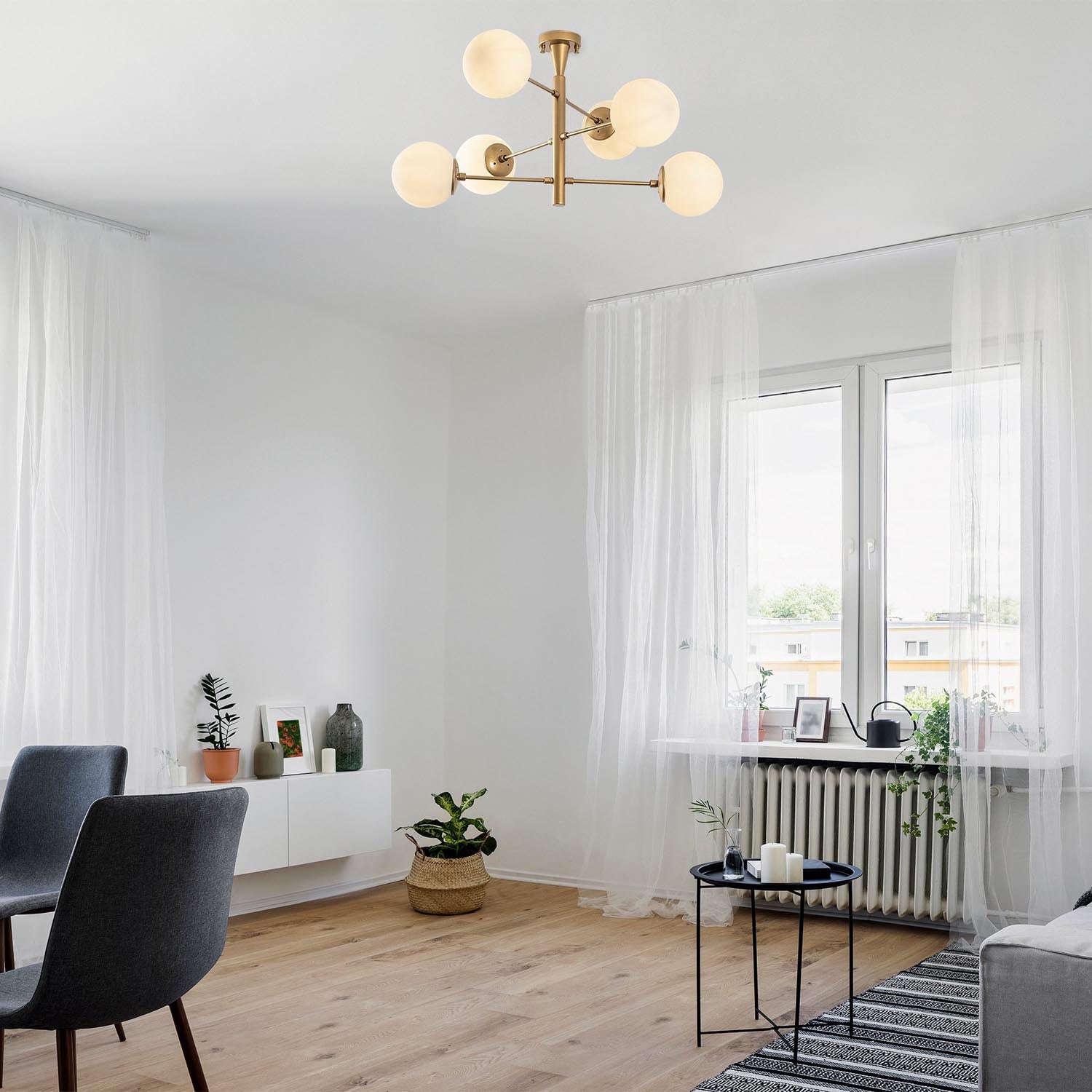 Verleihen Sie Ihrem Zuhause mit der goldenen Arge Deckenleuchte von Opviq einen Hauch von Glamour und skandinavischer Eleganz.