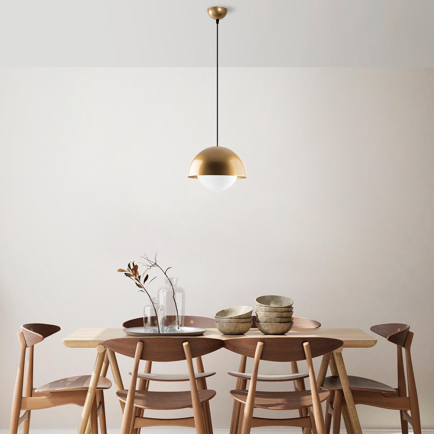 Erleben Sie die opulente Camgoz Pendelleuchte in Gold von Opviq. Ihr modernes Design und die verstellbare Höhe machen sie zum idealen Blickfang für jedes Zuhause.