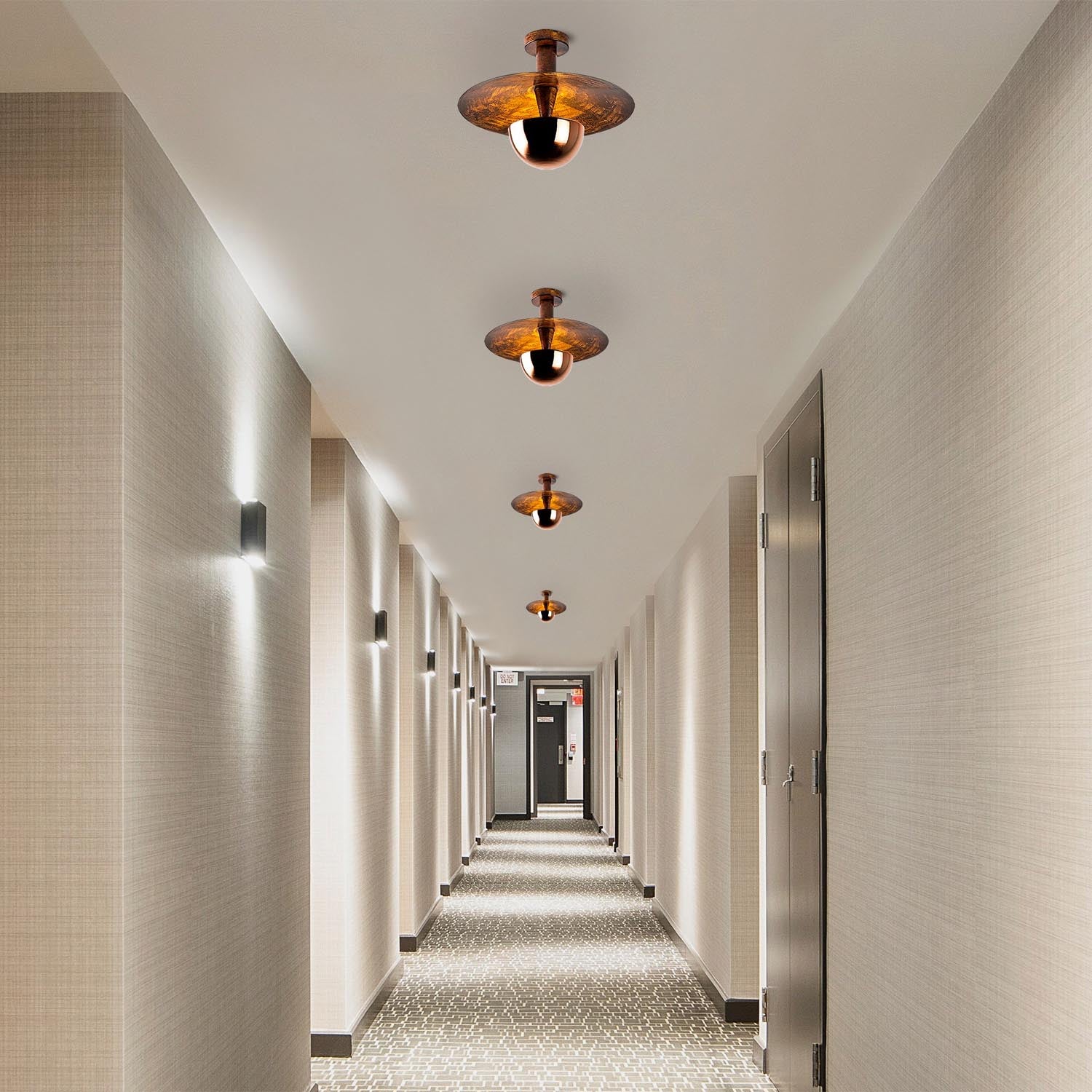 Verleihen Sie Ihrem Zuhause mit der Kurt Deckenleuchte in Kupfer von Opviq einen Hauch von Eleganz und schaffen Sie eine einladende Atmosphäre.