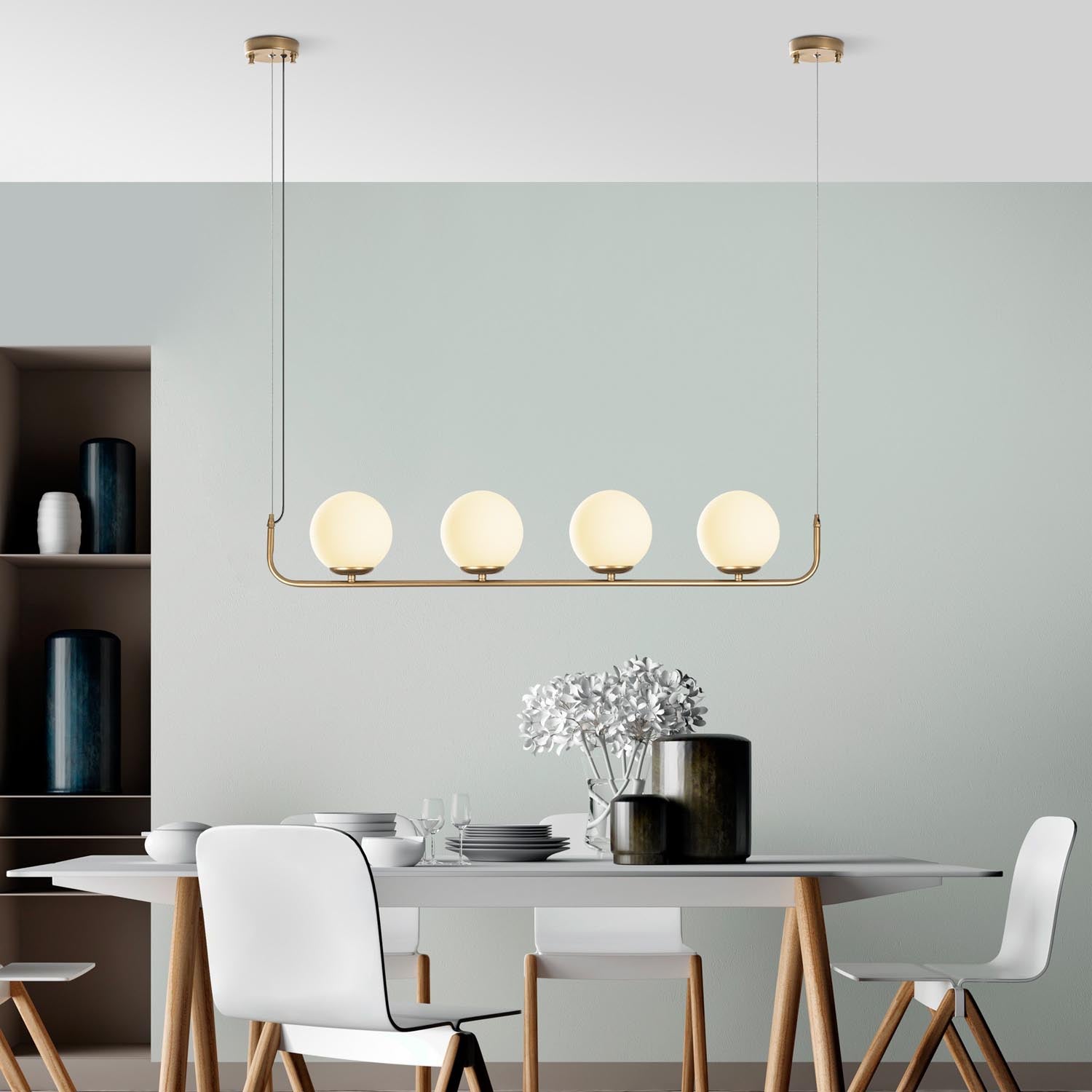 Verleihen Sie Ihrem Zuhause mit der goldenen Faruk Deckenleuchte von Opviq einen Hauch von Luxus. Ideal für jeden Raum, schafft sie eine einladende Atmosphäre.