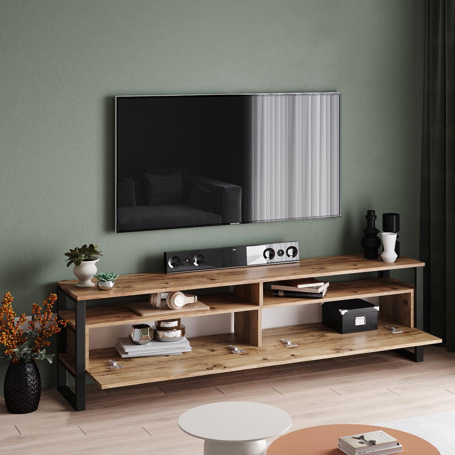 Modernes TV-Möbel aus Atlantischer Kiefer von Hanah Home. Langlebig, elegant und mit großzügigem Stauraum für Ihre Unterhaltungselektronik.