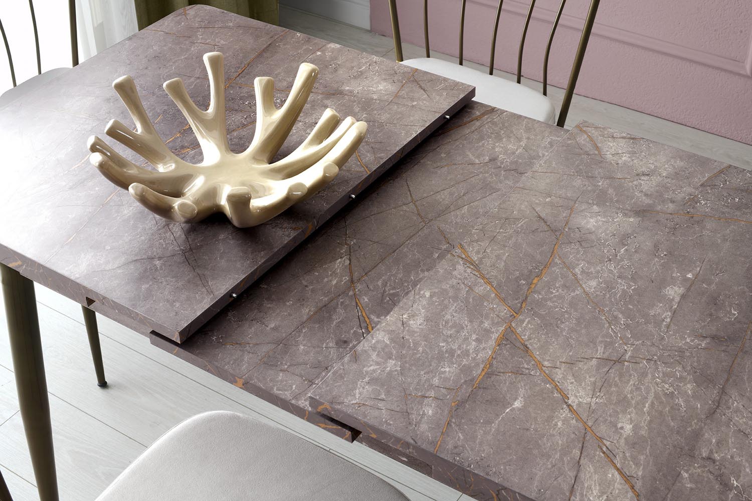 Gestalten Sie Ihr Esszimmer mit dem Ay Esstisch - Mink von Hanah Home: Ein stilvoller, ausziehbarer Tisch, der Komfort und böhmische Eleganz vereint.