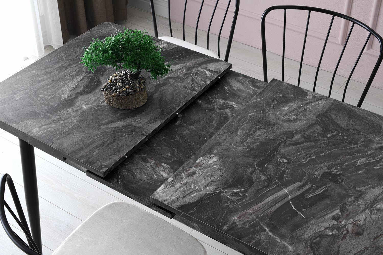 Erleben Sie den eleganten Esstisch Ay von Hanah Home in Anthrazit. Ideal für gesellige Runden und stilvolle Einrichtung. Ausziehbar für mehr Platz!