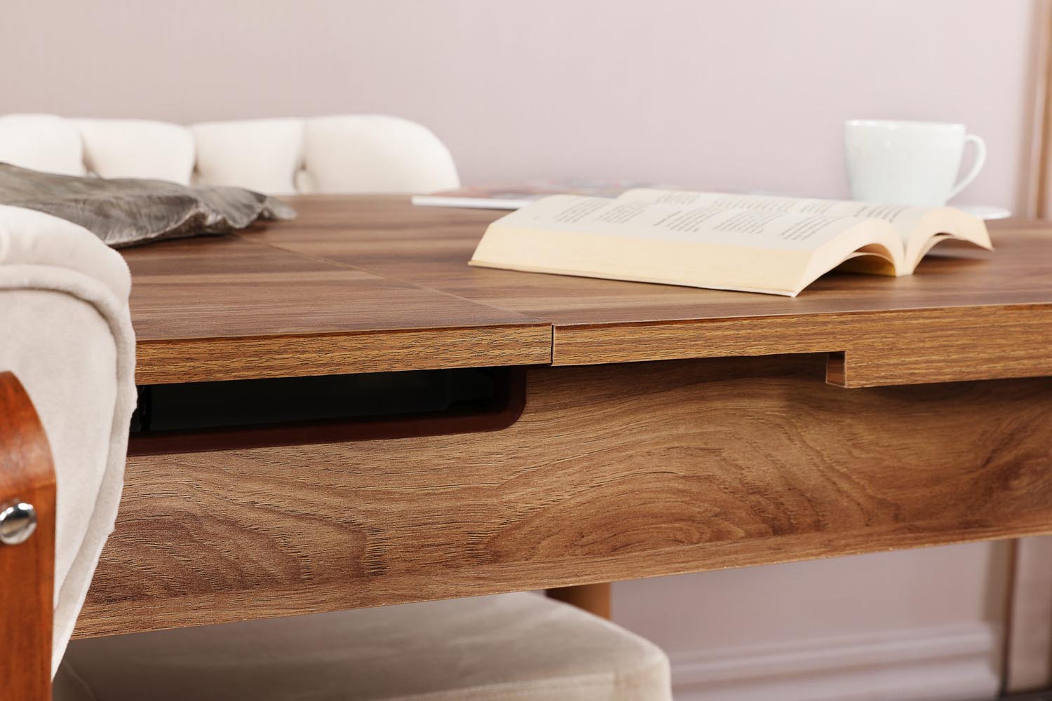 Verleihen Sie Ihrem Essbereich mit dem Inci 1141 Esstisch in Walnuss einen Hauch von Eleganz. Ausziehbar und langlebig, ideal für gesellige Runden!