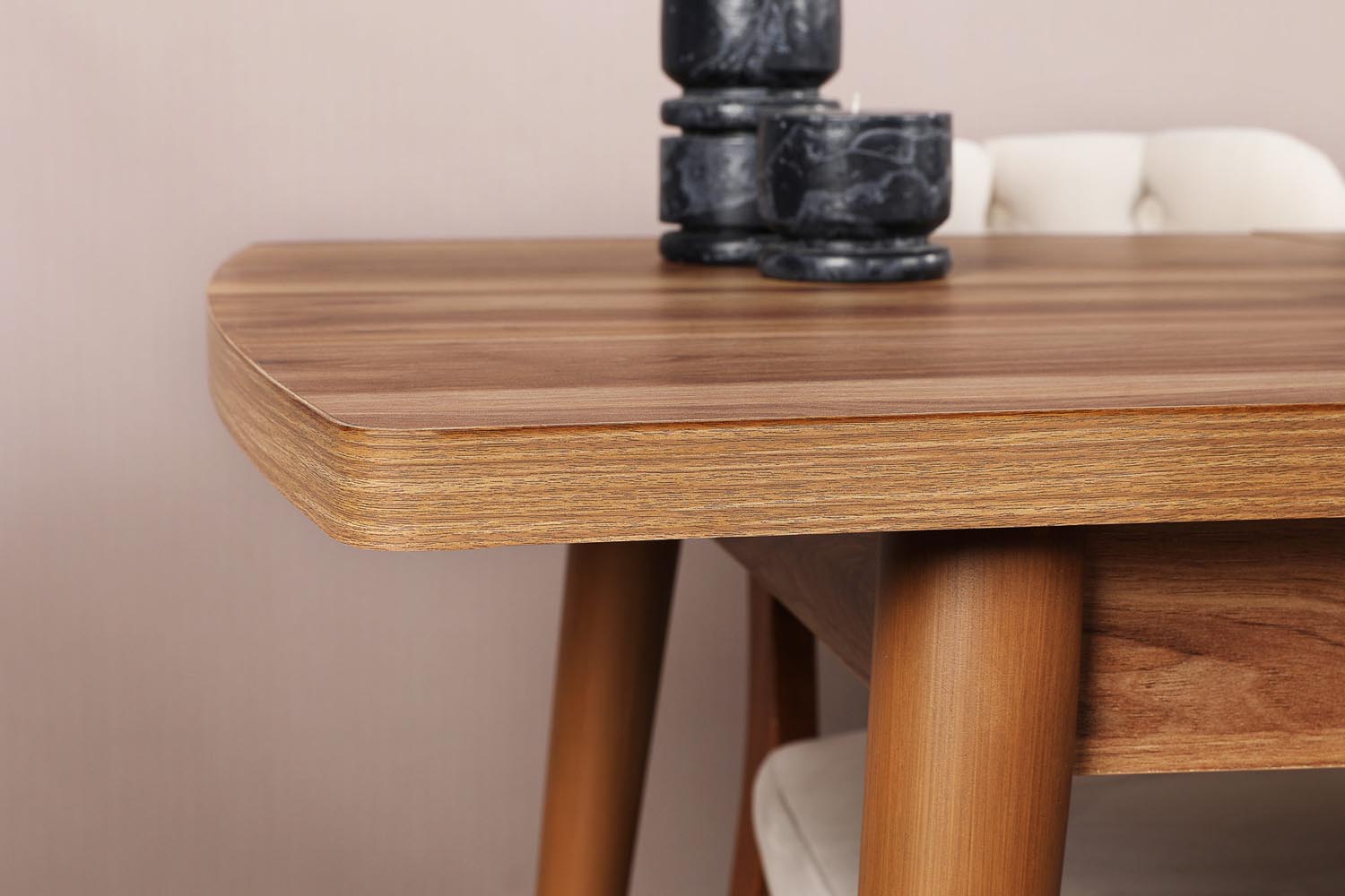 Entdecken Sie den Inci 1141 Esstisch in Walnuss – stilvoll, ausziehbar und perfekt für unvergessliche Essmomente mit Familie und Freunden.