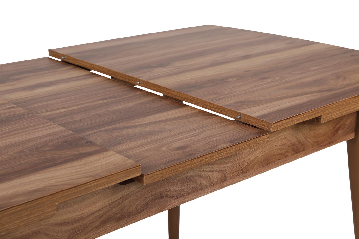 Erleben Sie den Inci 1141 Esstisch in Walnuss – ein eleganter, ausziehbarer Tisch, der Tradition und moderne Funktionalität harmonisch verbindet.