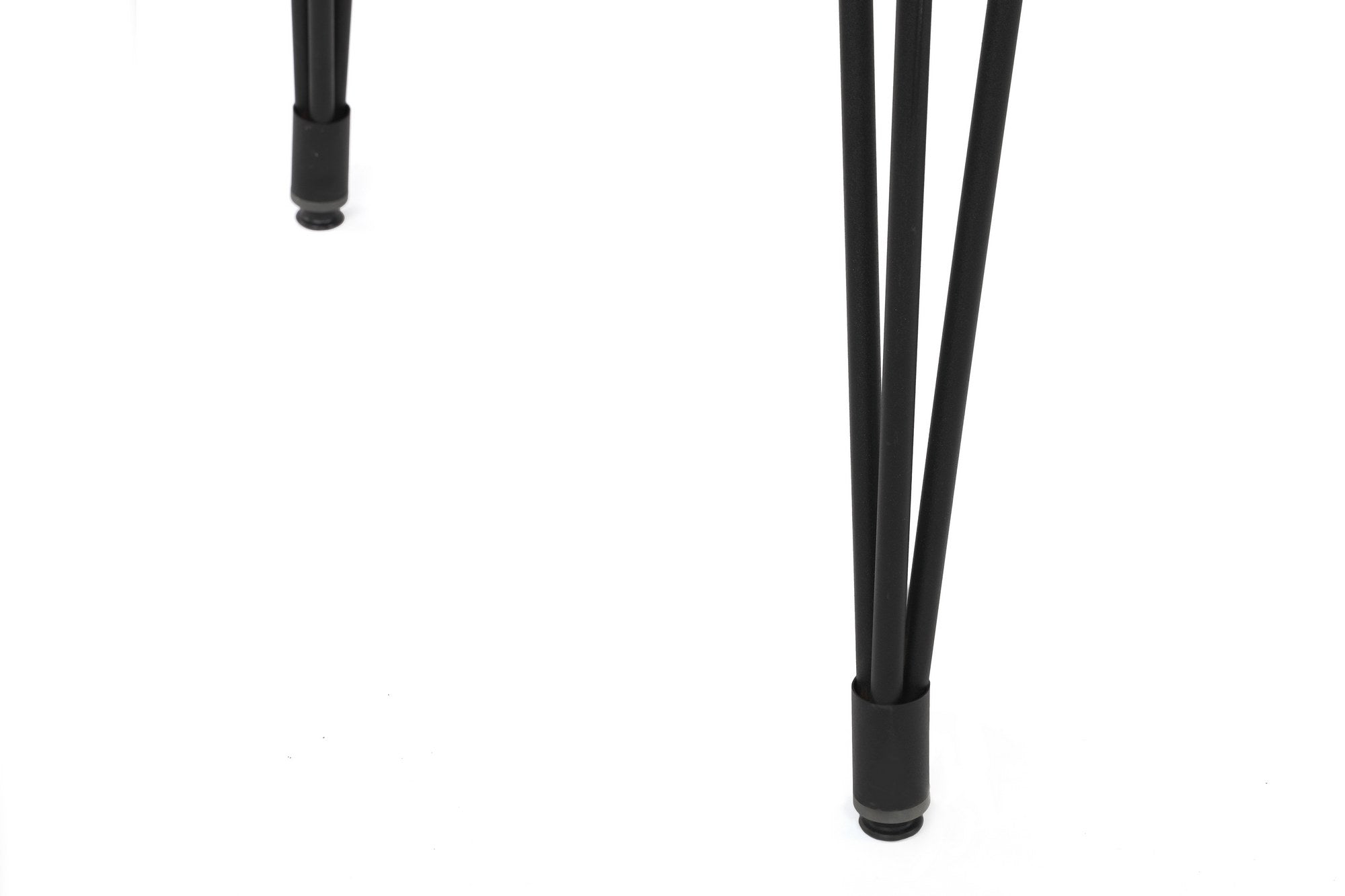 Entdecken Sie den Lagos Esstisch von Hanah Home in Walnuss Schwarz – ein stilvolles Möbelstück, das Eleganz und Langlebigkeit vereint.