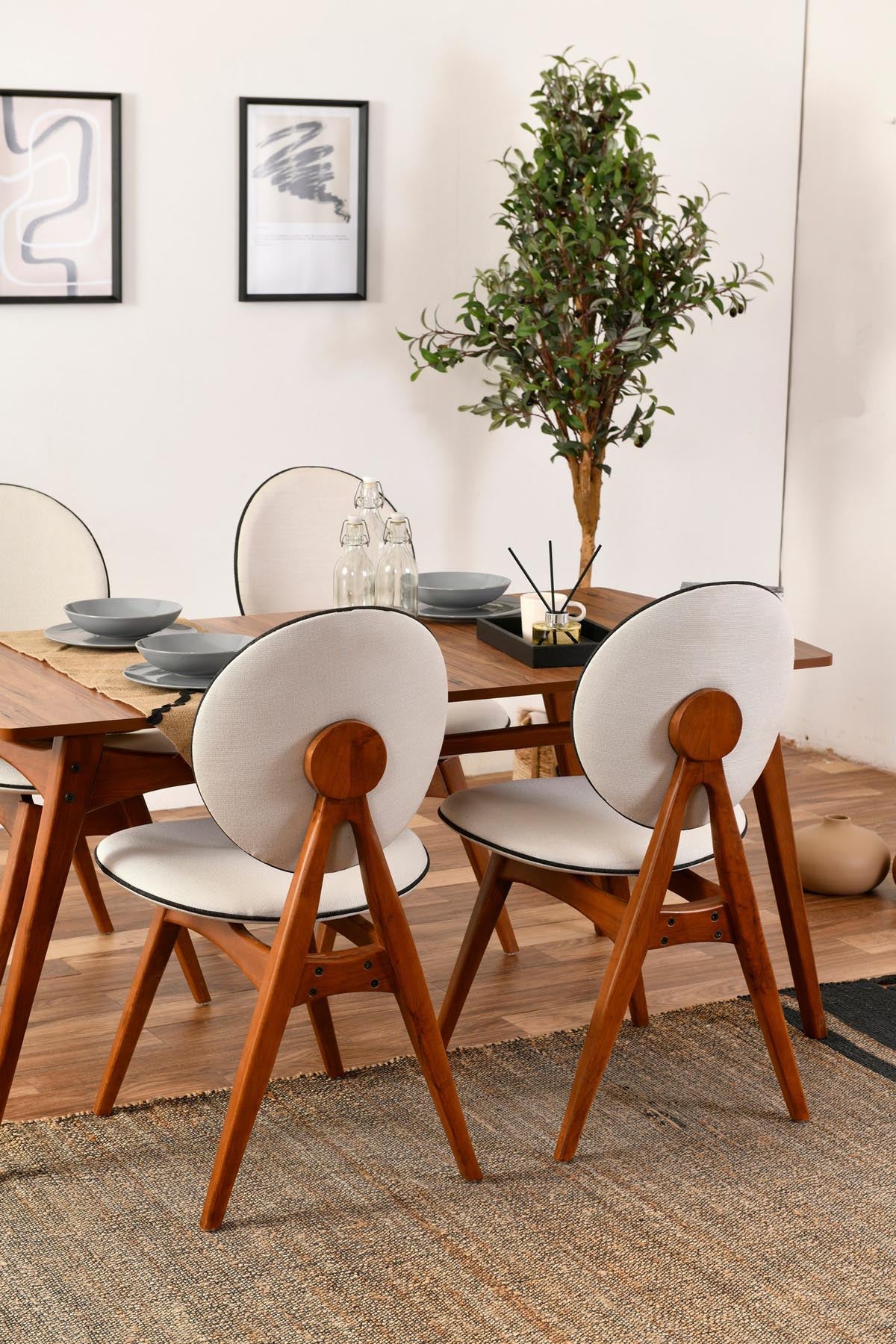 Erleben Sie den Touch v2 Stuhl von Hanah Home in eleganten Walnuss- und Cremefarben – der perfekte Mix aus Komfort und zeitloser Eleganz.