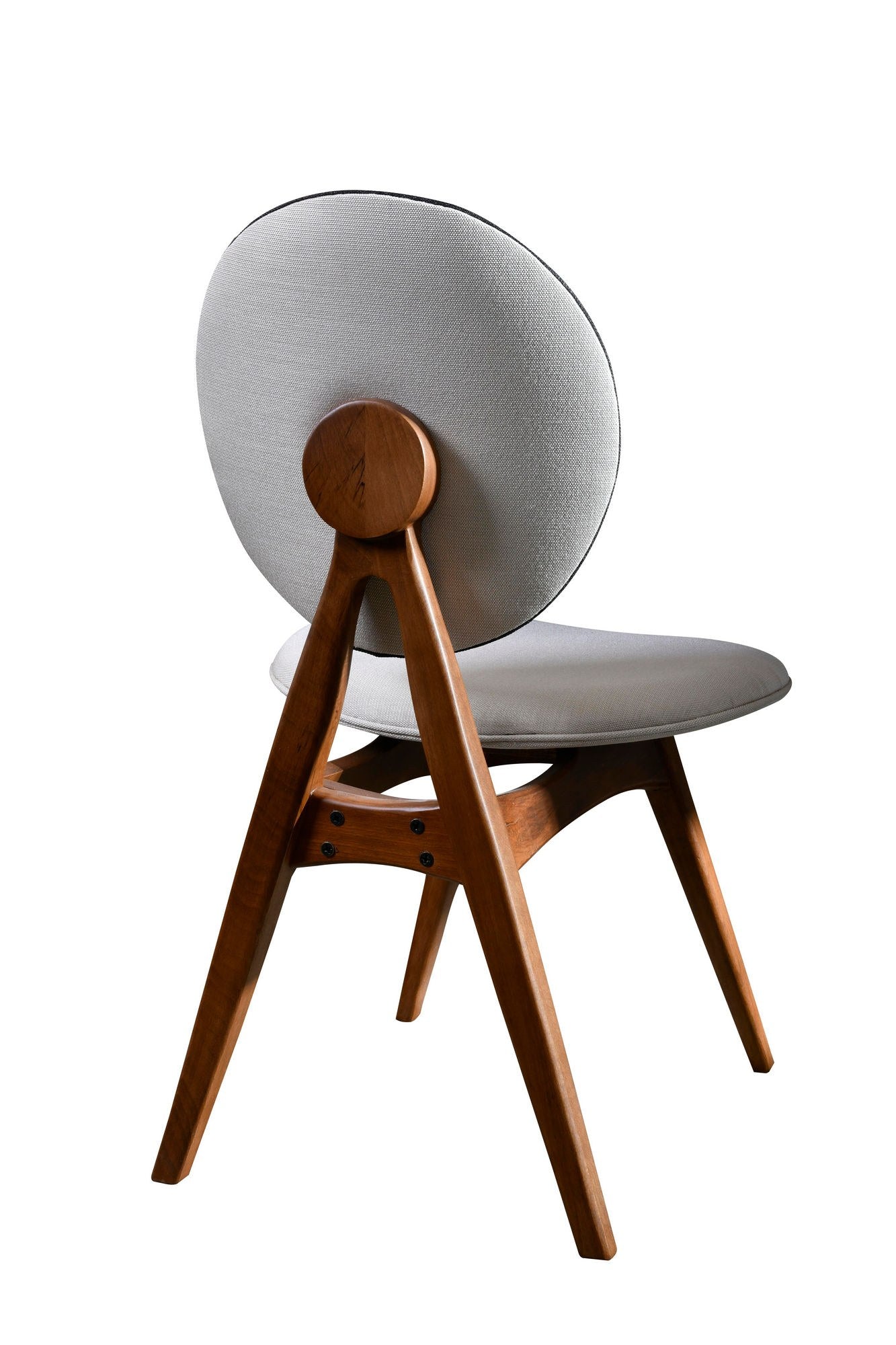 Entdecken Sie den Touch v2 Stuhl von Hanah Home: Hochwertige Materialien und ergonomisches Design bieten perfekten Sitzkomfort in stilvollem Walnuss und Creme.