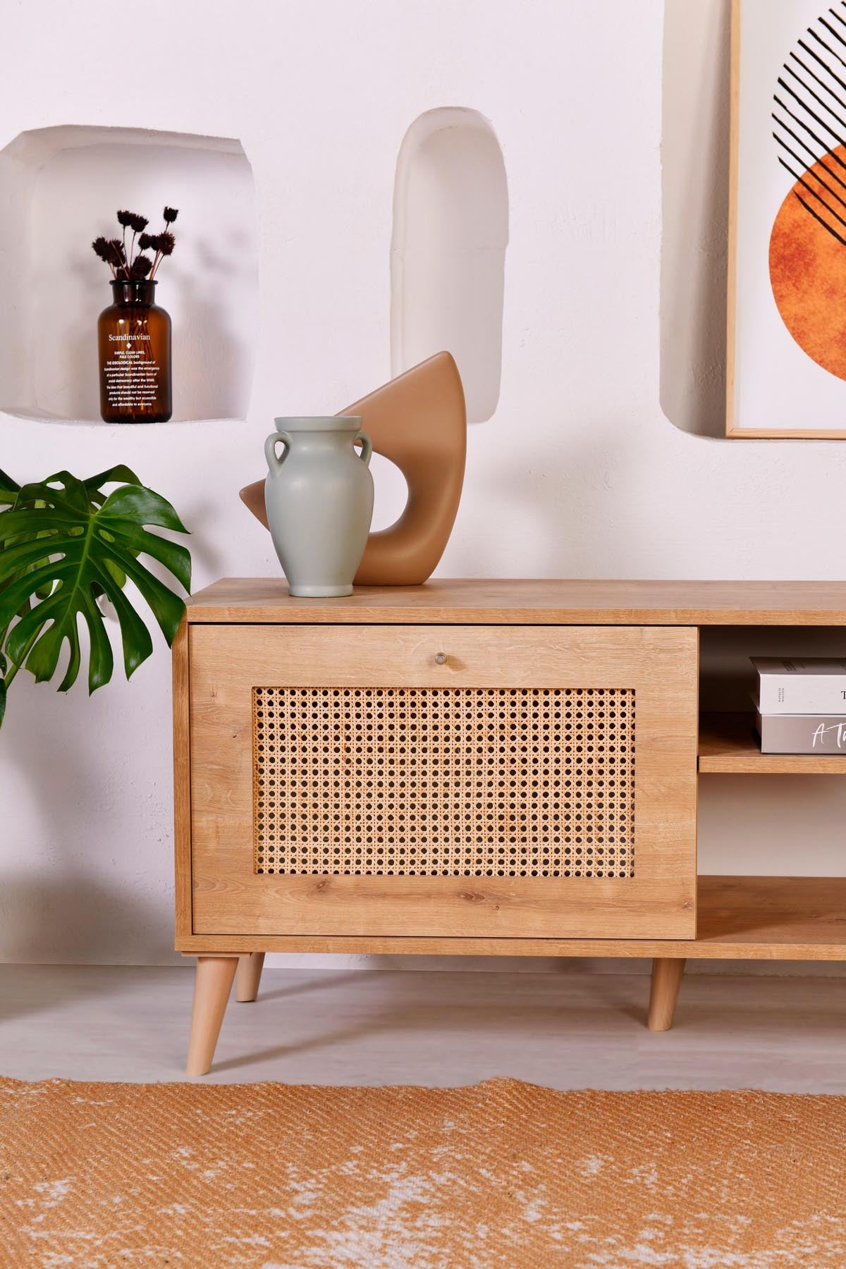 Verleihen Sie Ihrem Wohnraum mit dem Hazeran 180 Sideboard von Hanah Home einen modernen Akzent. Elegantes Eichenholzdesign trifft auf praktische Stauraumlösungen!