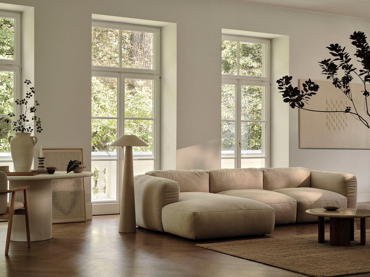 Stilvolles, modulares L-Sofa in zartem Beige, perfekt für kompakte Wohnräume, ausgestattet mit zwei komfortablen Sitzen und einem praktischen Beistelltisch.