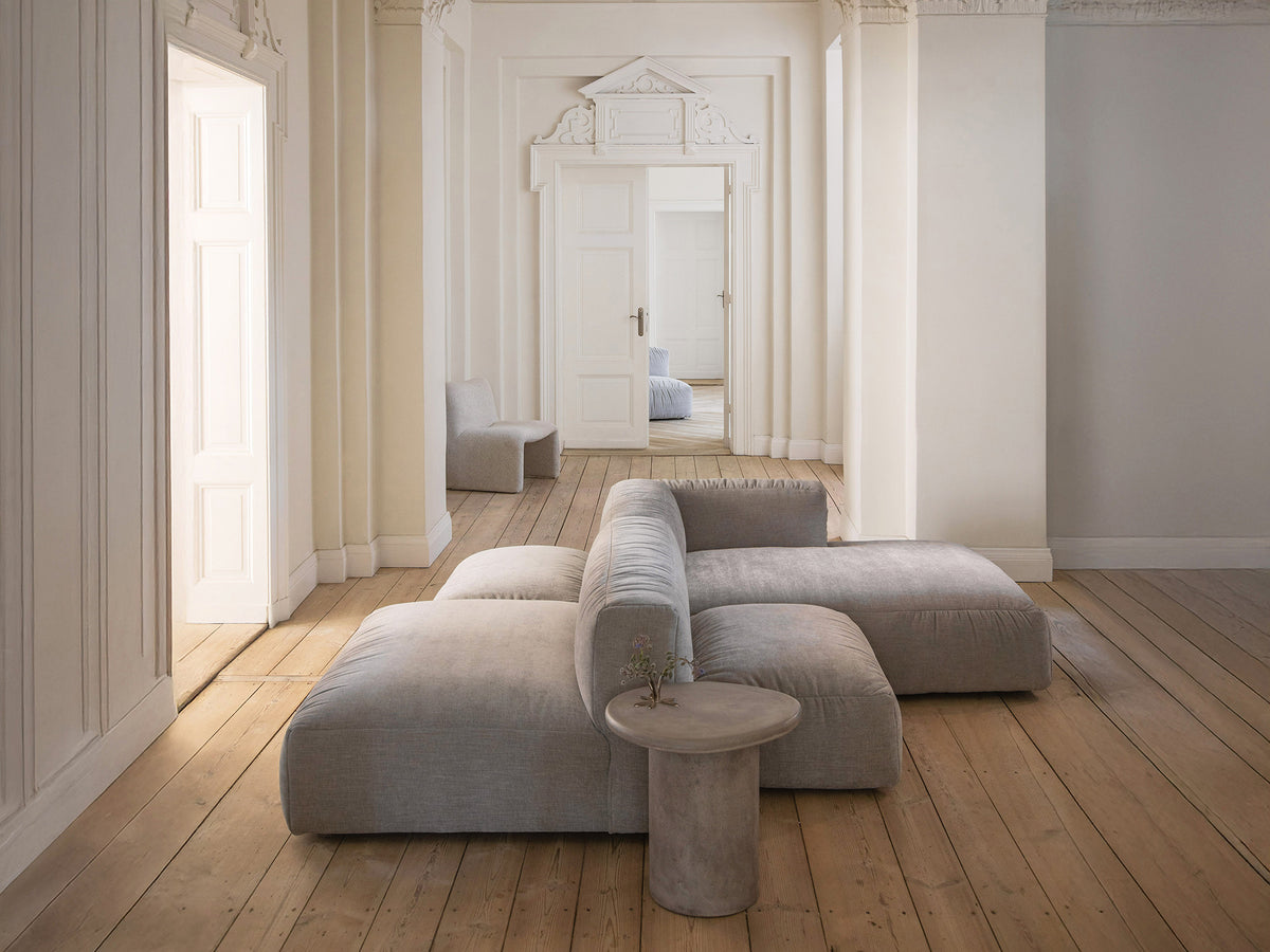 Elegantes, modulares Ecksofa Martina in Hellgrau mit Beistelltisch, ideal für stilvolle Wohnräume. Perfekt für entspannte Stunden.