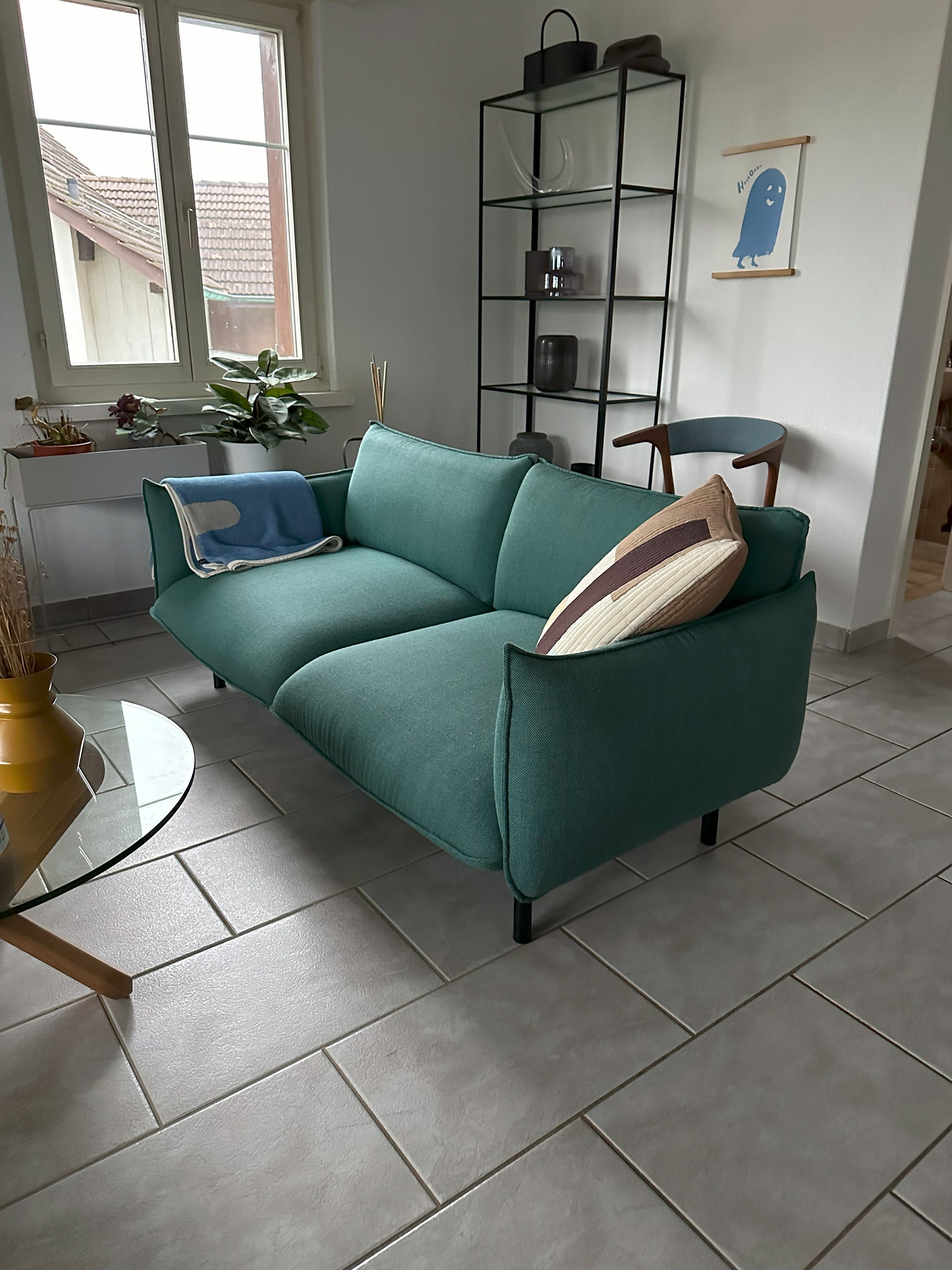 Zweiersofa Ark Modular in modernem Design, grauer Stoffbezug, präsentiert als Ausstellungsstück.