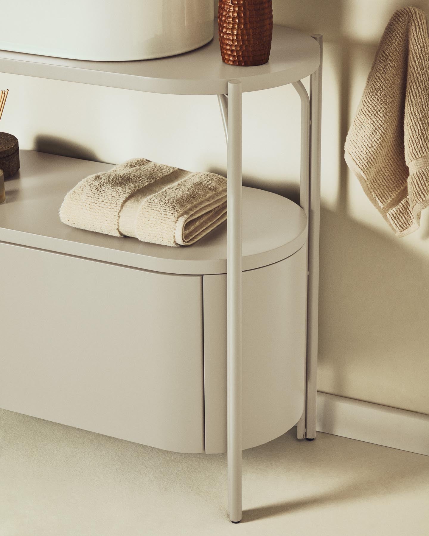 Badezimmermöbel Arely mit Stahlgestell und weiß lackiertem MDF, 90 x 40 cm in Beige präsentiert im Onlineshop von KAQTU Design AG. Badzubehör ist von Kave Home